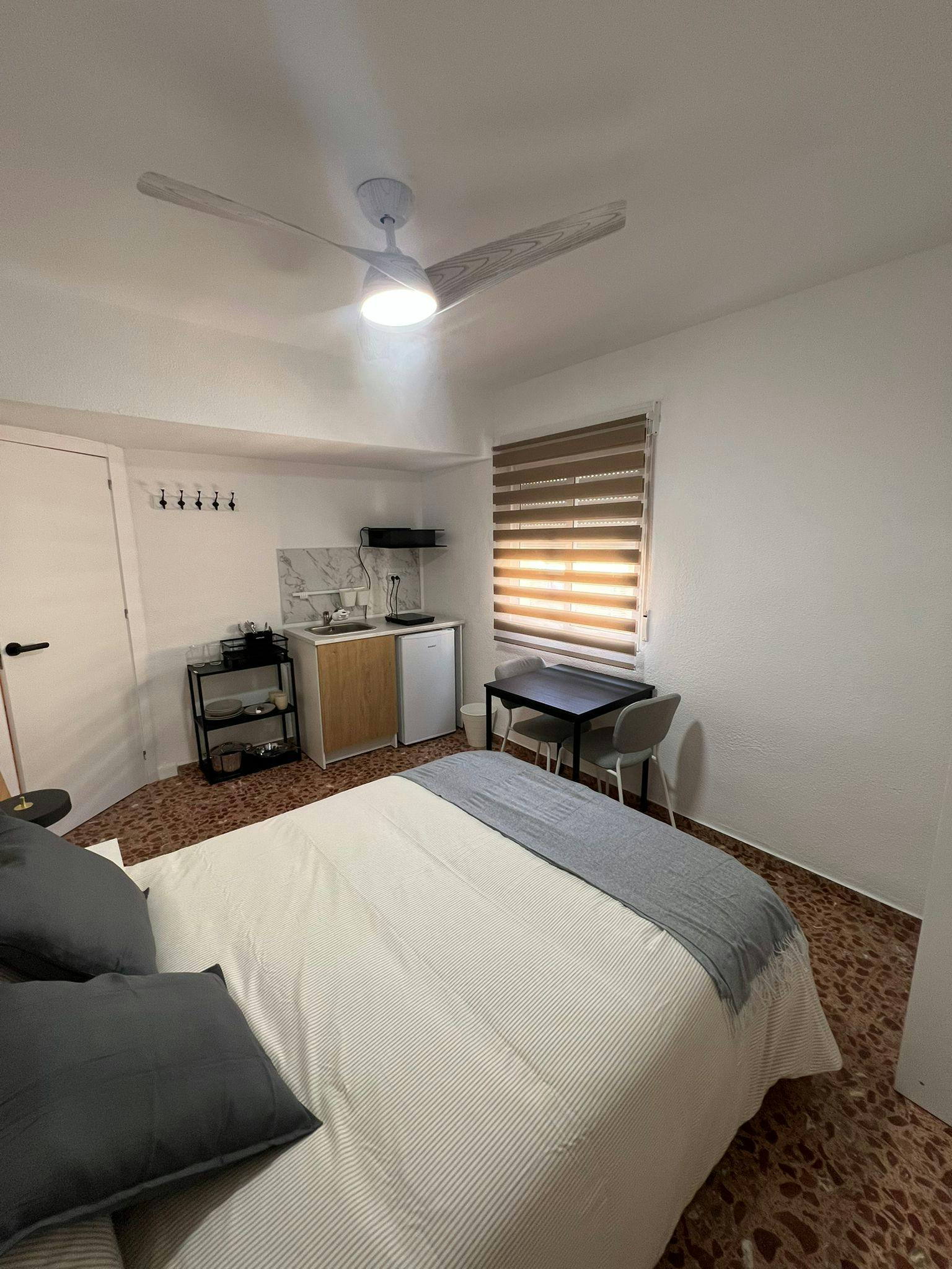 Private room for rent for €450 per month in Alicante, Carrer Lira
