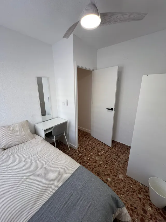 Private room in Carrer Lira, Alicante (1681826) room image 2