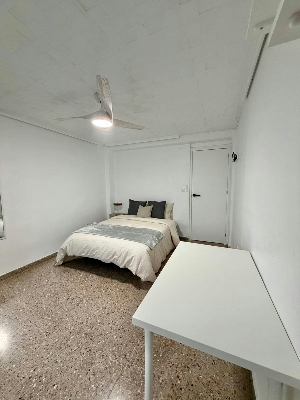 Single room Xirivella, 1 bed, 8m² — photo 1