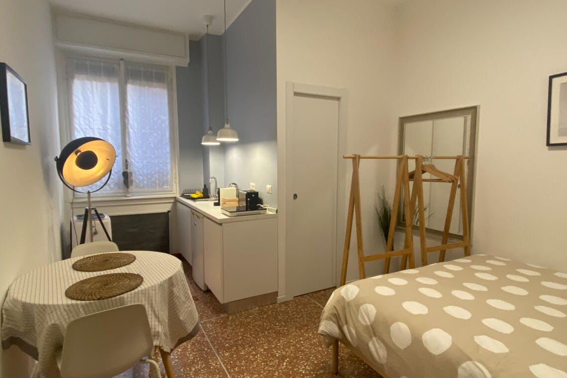 Studio for rent for €1,380 per month in Milan, Via Francesco Martinengo