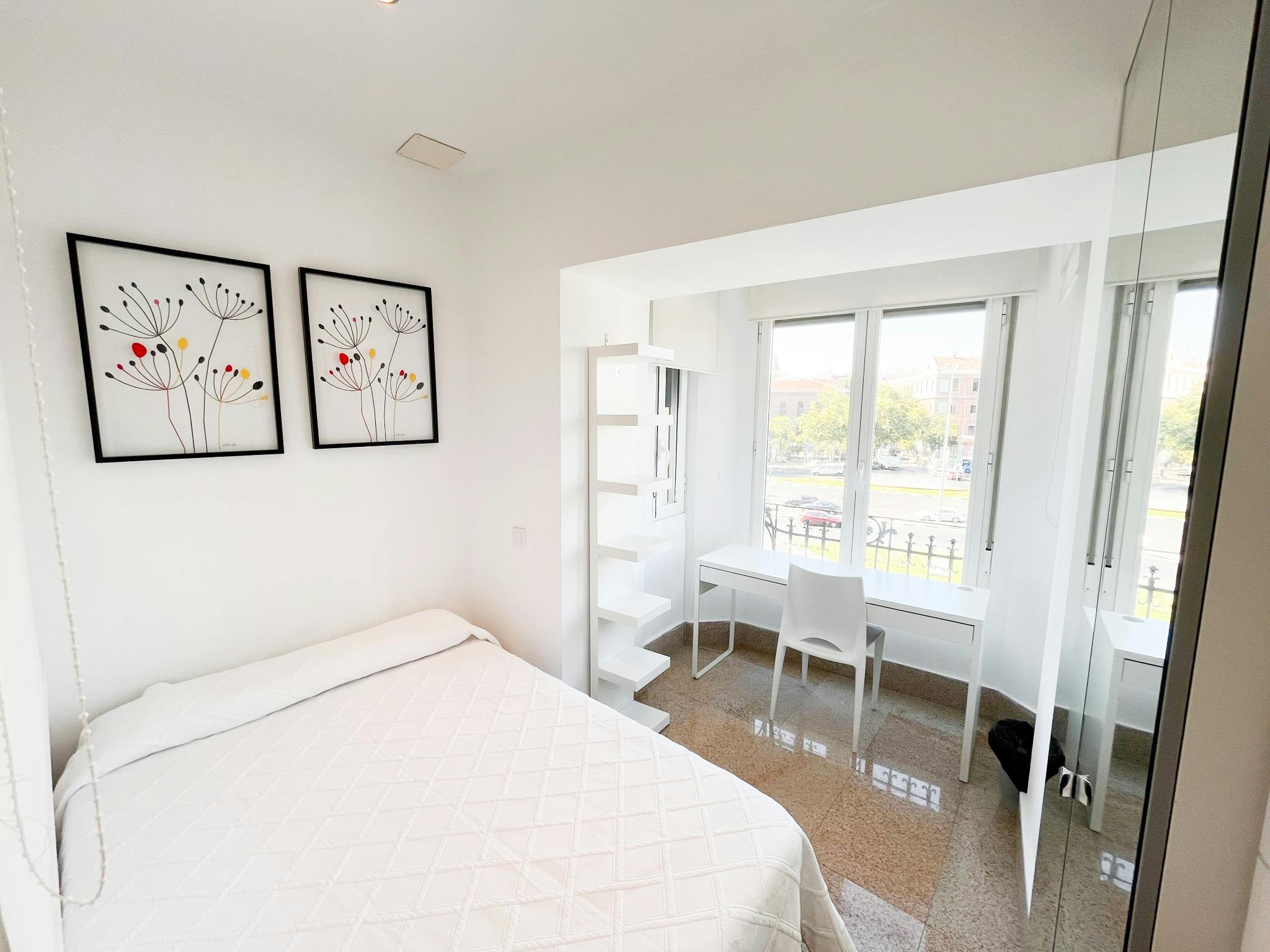 Chambre privée à louer pour 610 €/mois à Madrid, Glorieta Embajadores