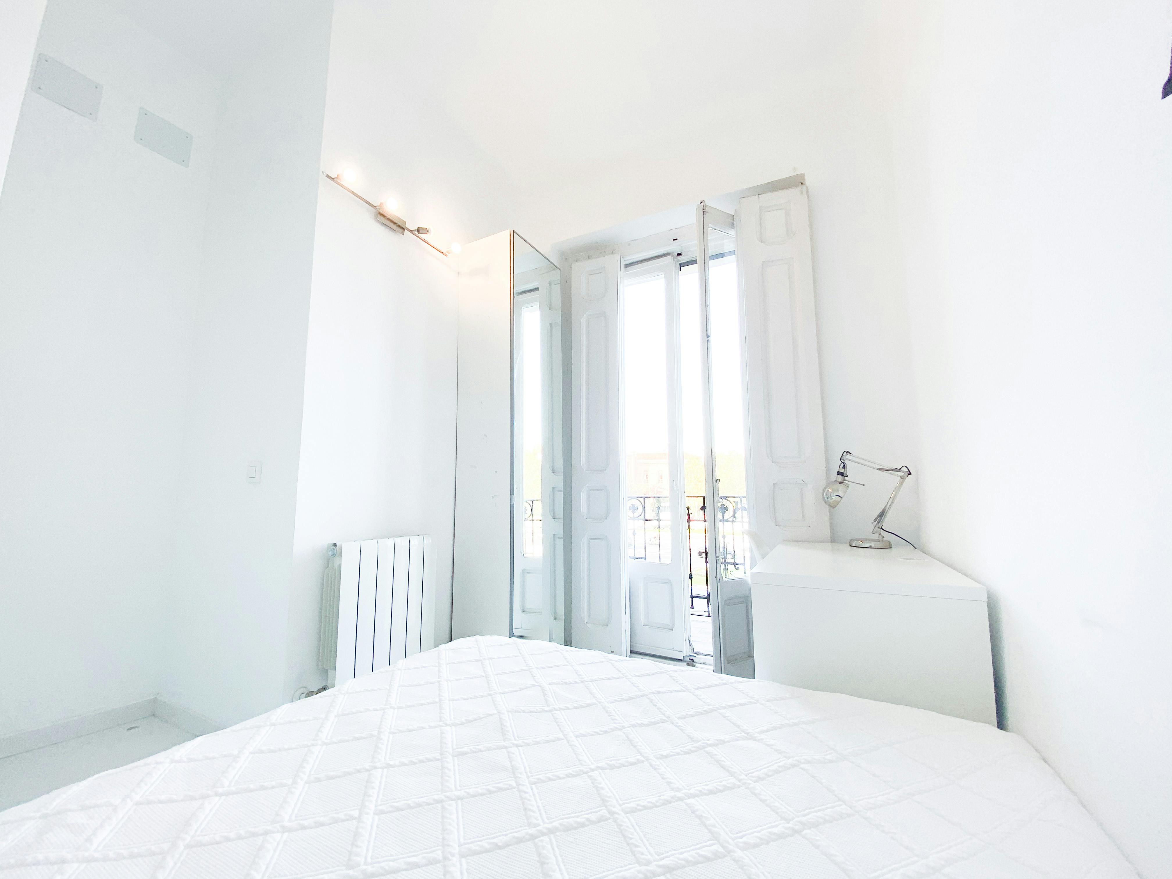 Private room for rent for €625 per month in Madrid, Glorieta Embajadores