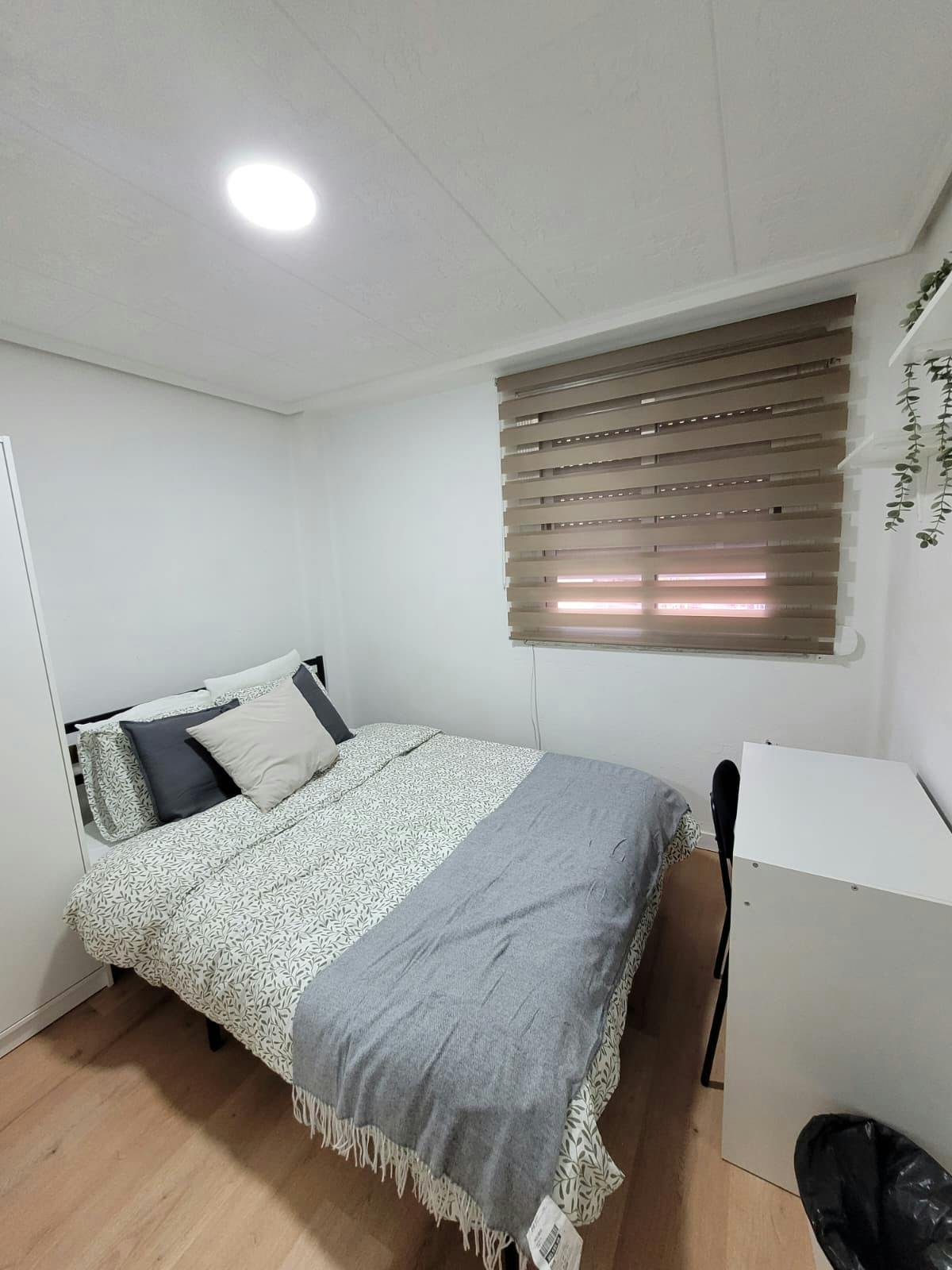 Private room for rent for €295 per month in Burjassot, Carrer de Santa Teresa de Jesús