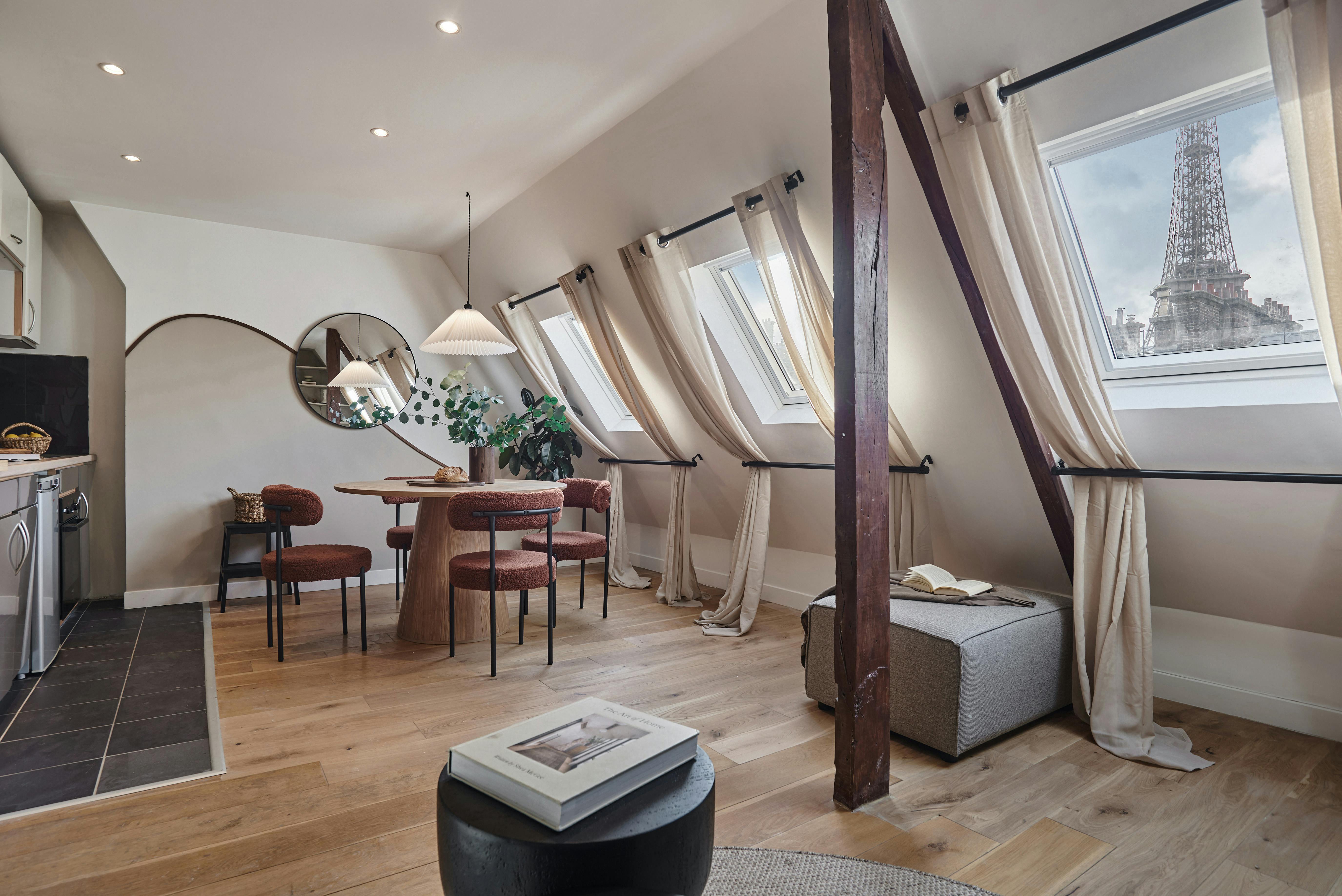 Apartment for rent for €3,014 per month in Paris, Rue de l'Université