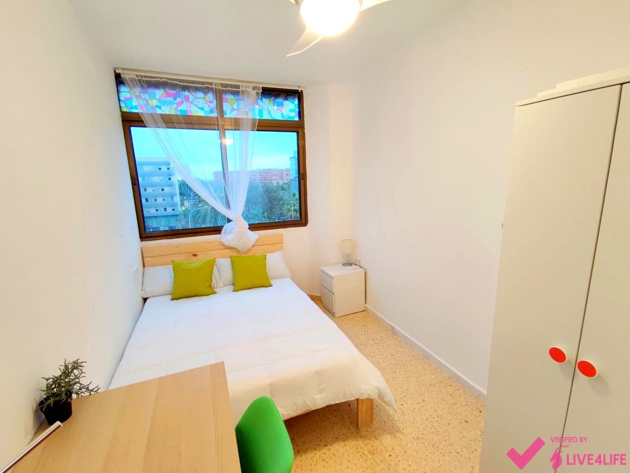 Private room for rent for €390 per month in Valencia, Plaça d'Hondures