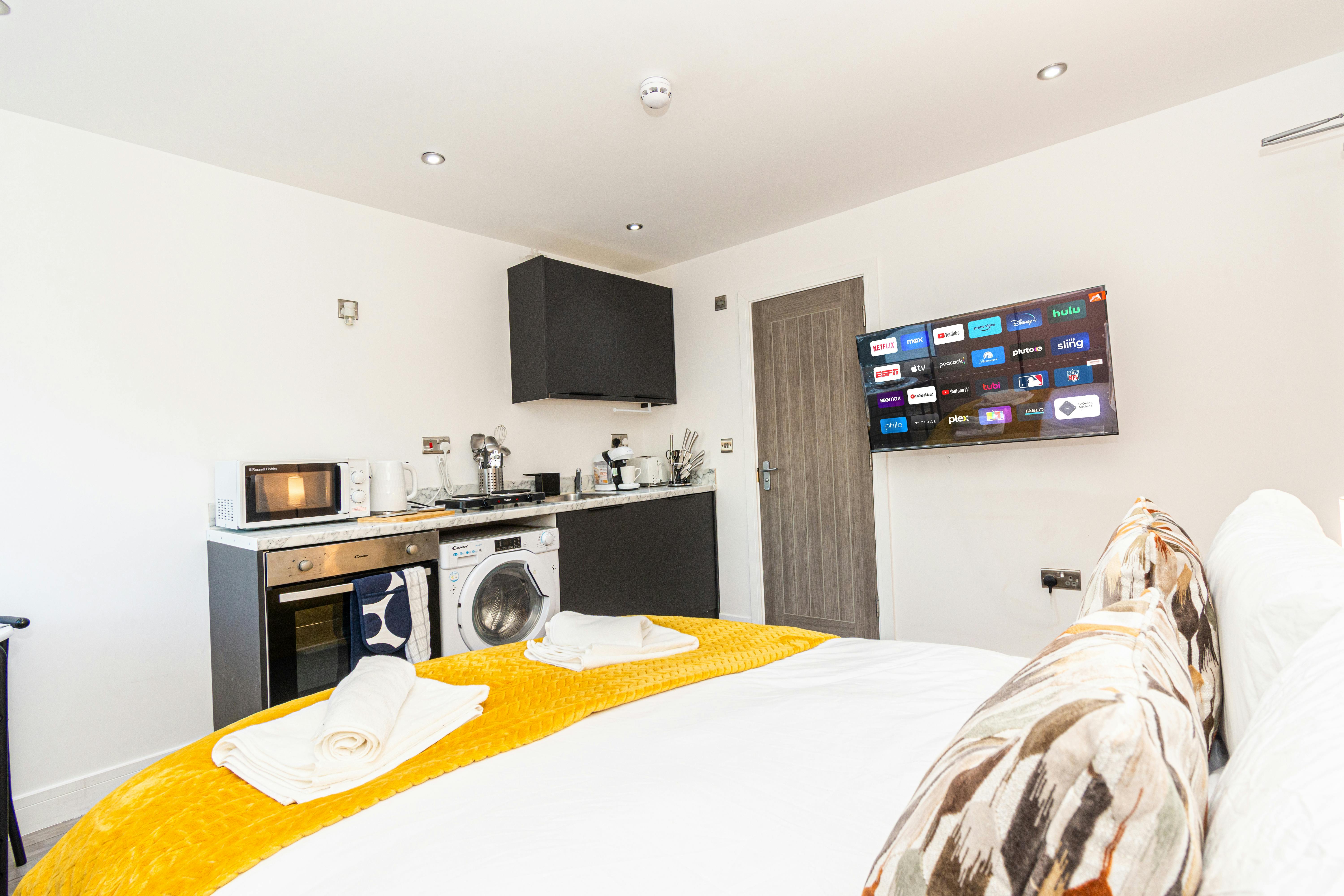 Apartment for rent for £1,700 per month in London, Mitcham Road