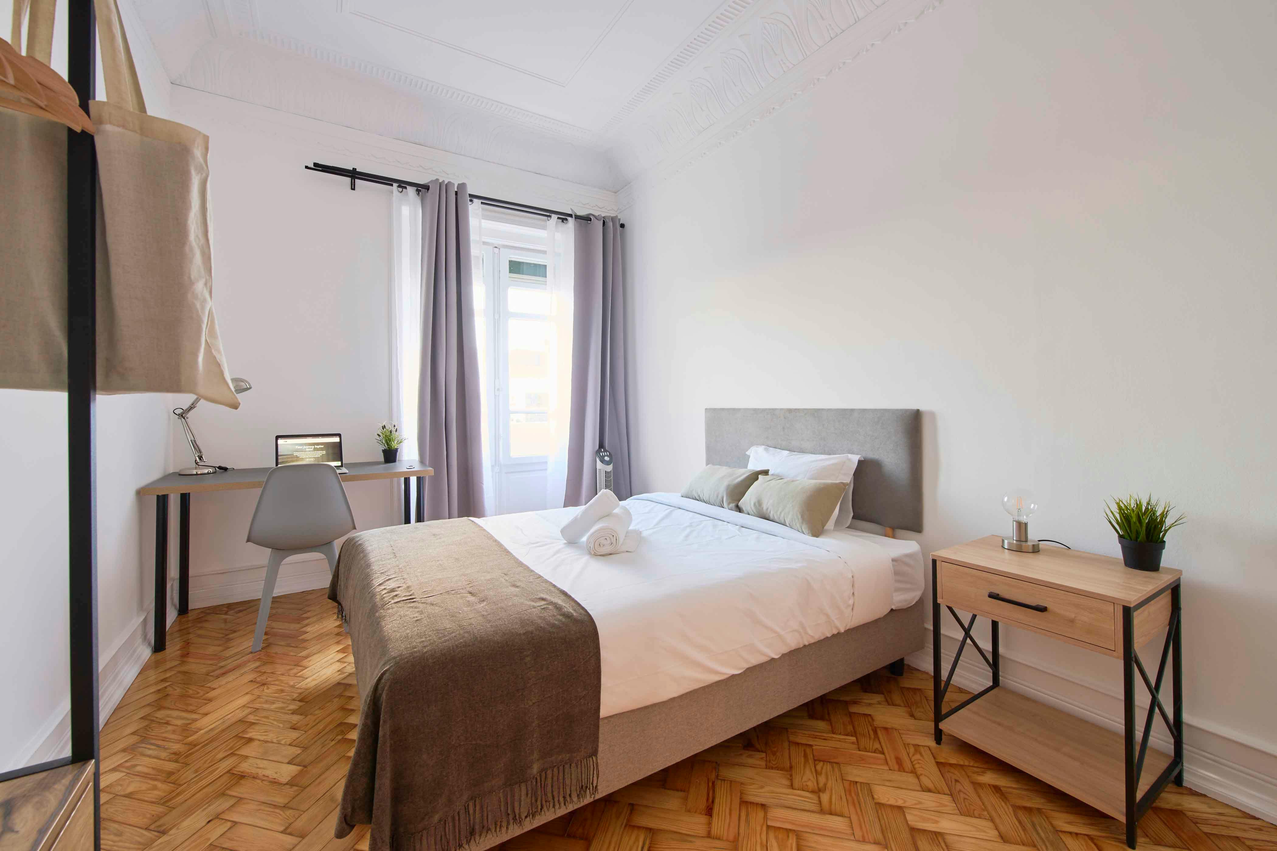 Private room for rent for €650 per month in Lisbon, Avenida Álvares Cabral