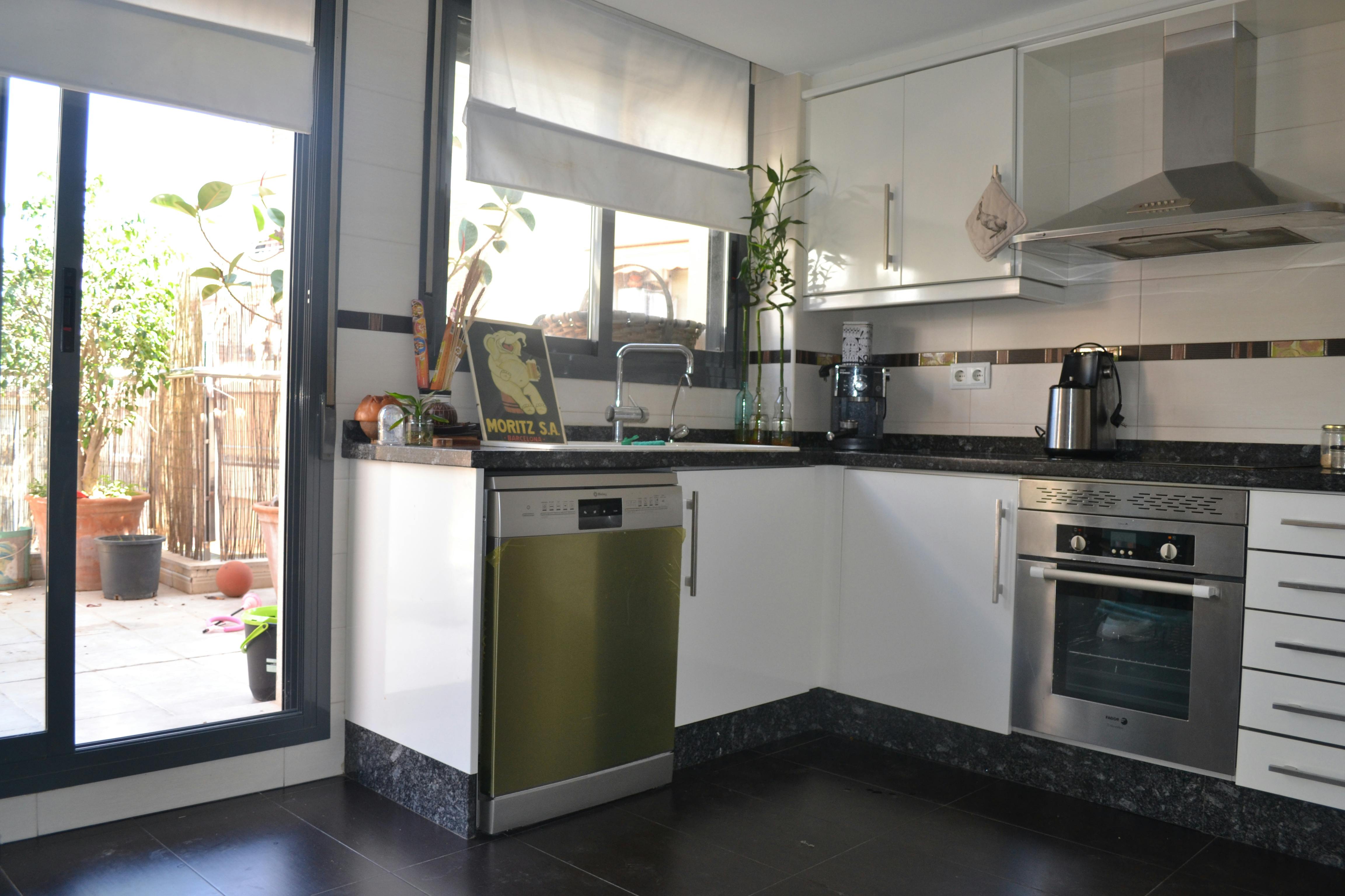 Apartment for rent for €1,100 per month in Alzira, Plaça Germanies