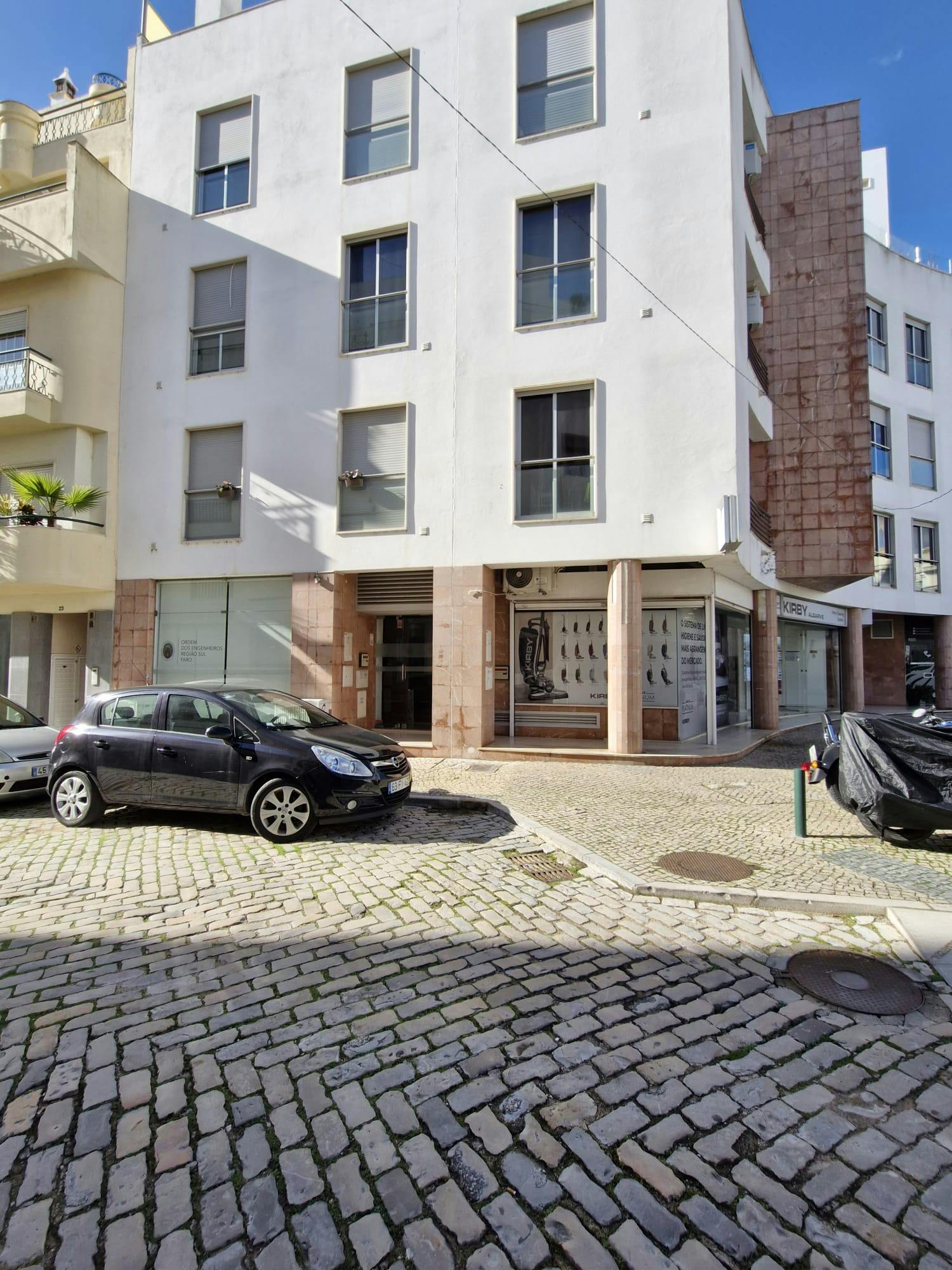 Appartement te huur voor € 2.400 per maand in Faro, Largo do Vinte Cinco de Abril