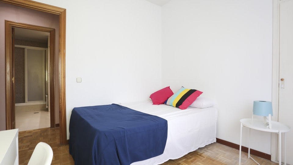 Private room for rent for €620 per month in Madrid, Paseo de la Castellana