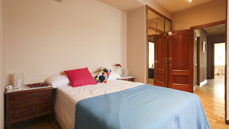 Private room for rent for €700 per month in Madrid, Paseo de la Castellana