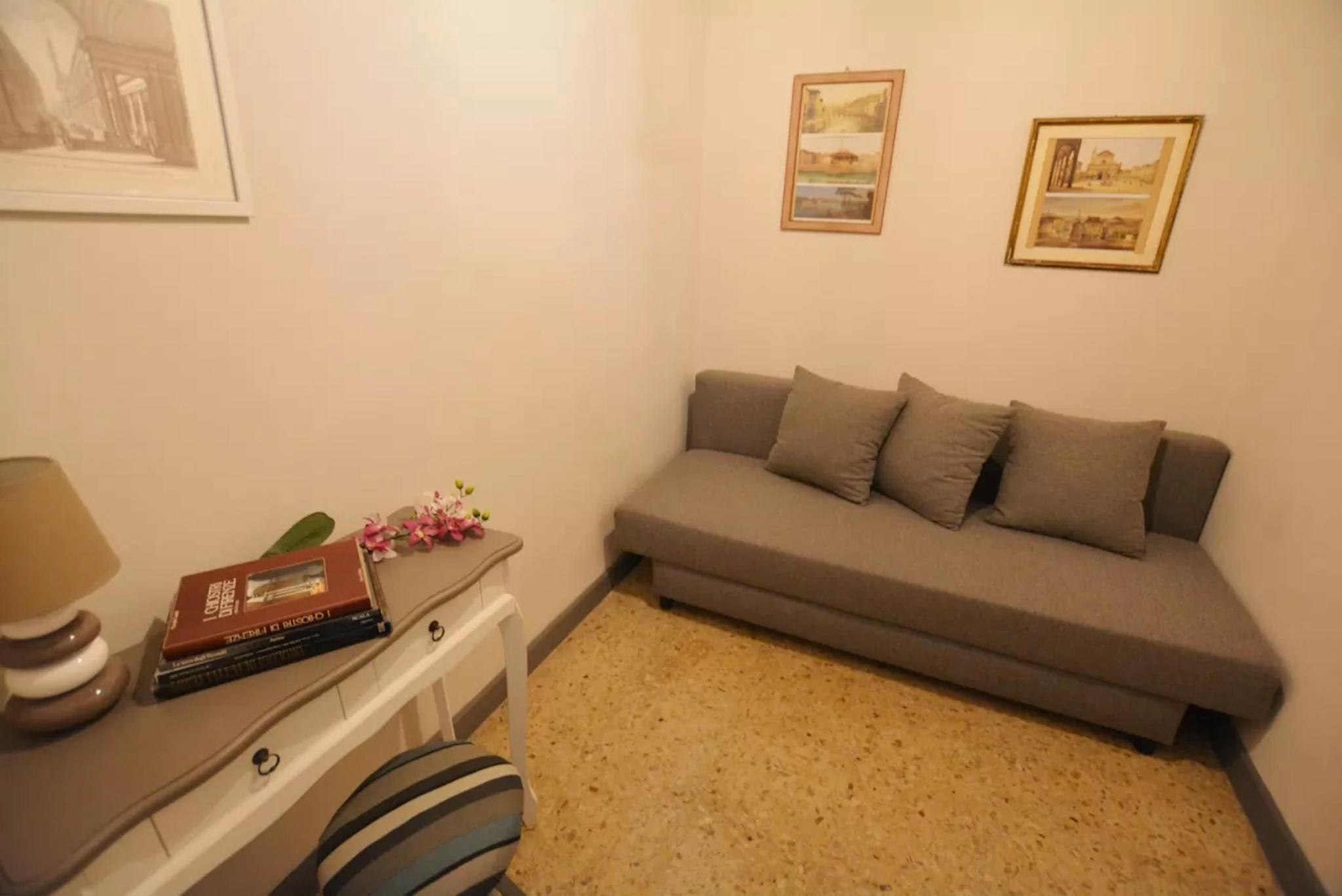 Via di Mezzo, Florence preview