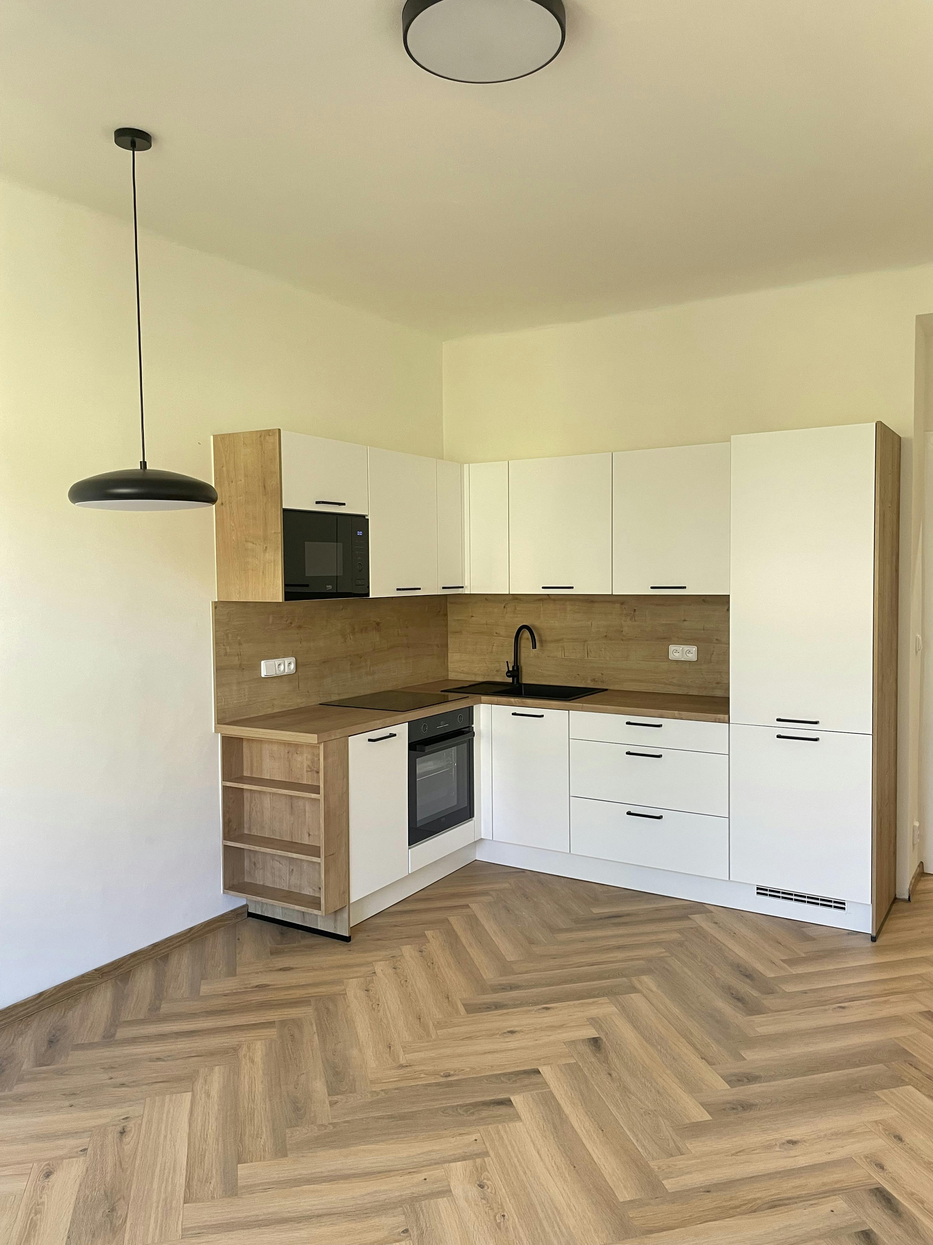 Appartement à louer pour 34 957 CZK/mois à Hlavní město Praha, Jaromírova