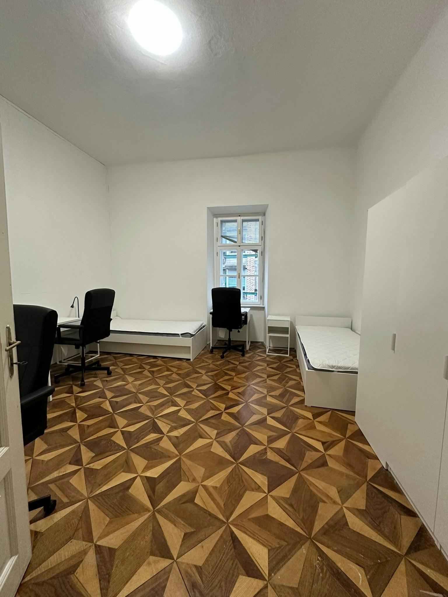 Mehrbettzimmer zu mieten für 300 € pro Monat in Ljubljana, Rimska cesta