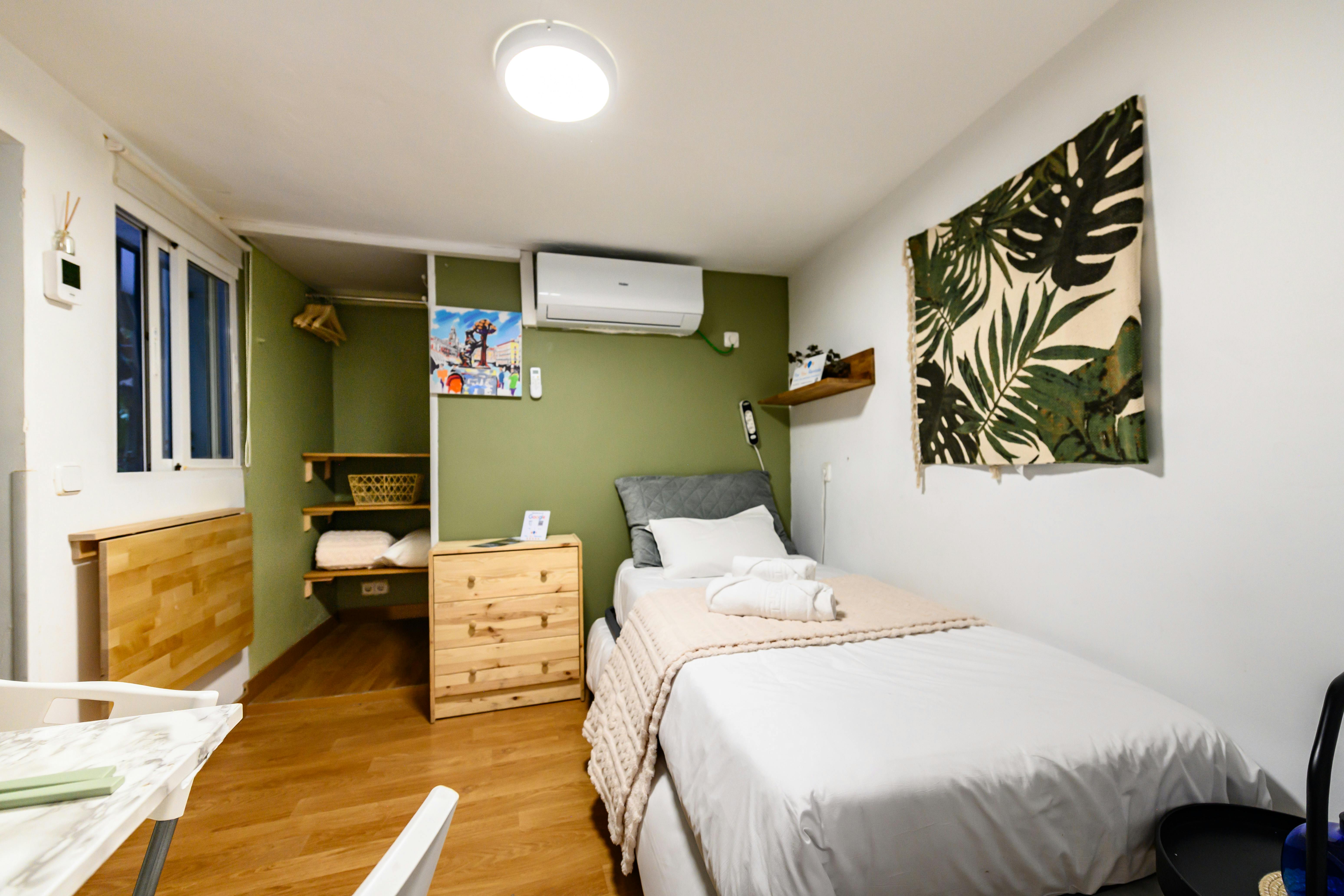 Studio for rent for €2,500 per month in Madrid, Calle de San Vicente Ferrer