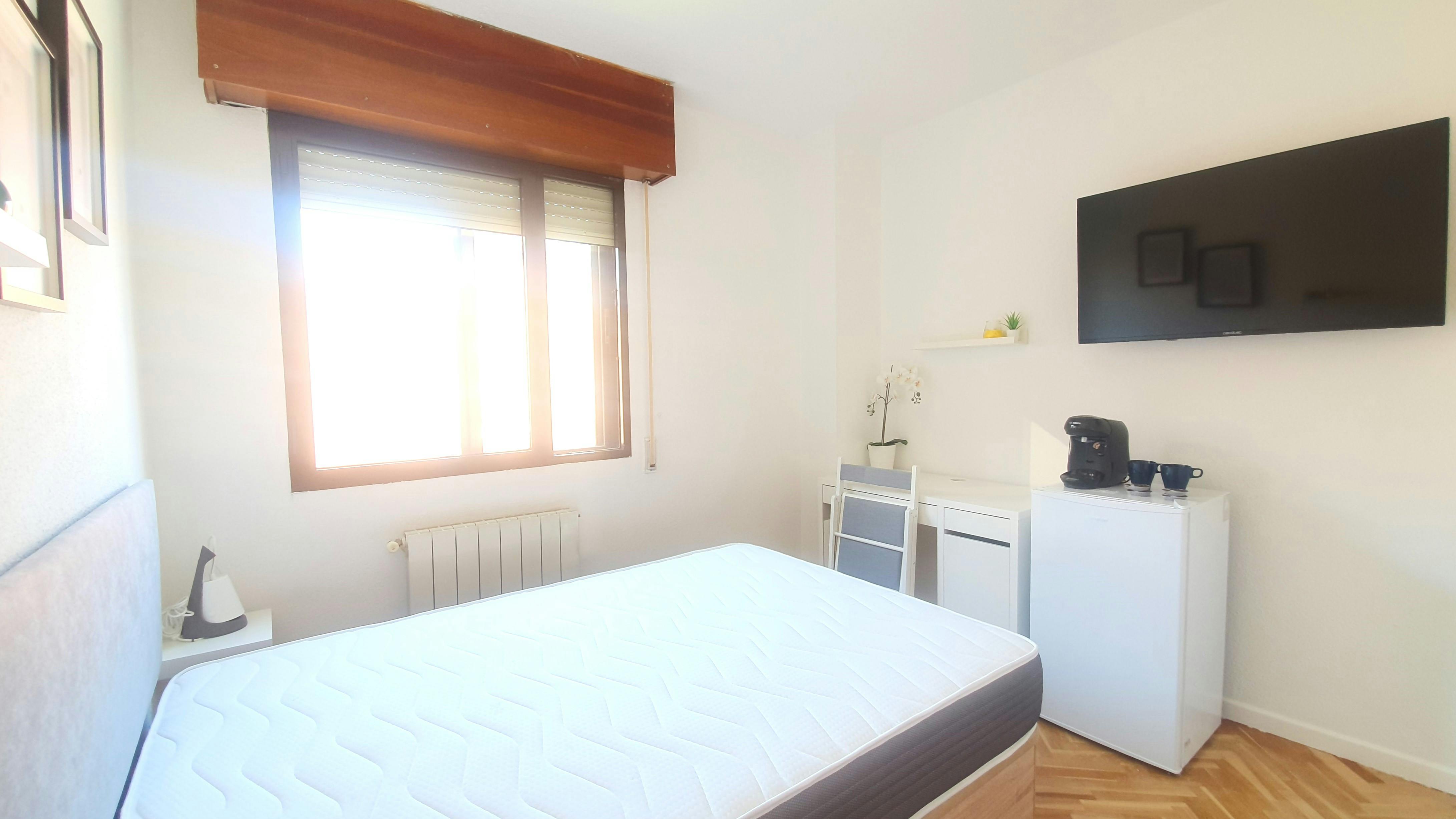 Private room for rent for €575 per month in Madrid, Calle Herencia