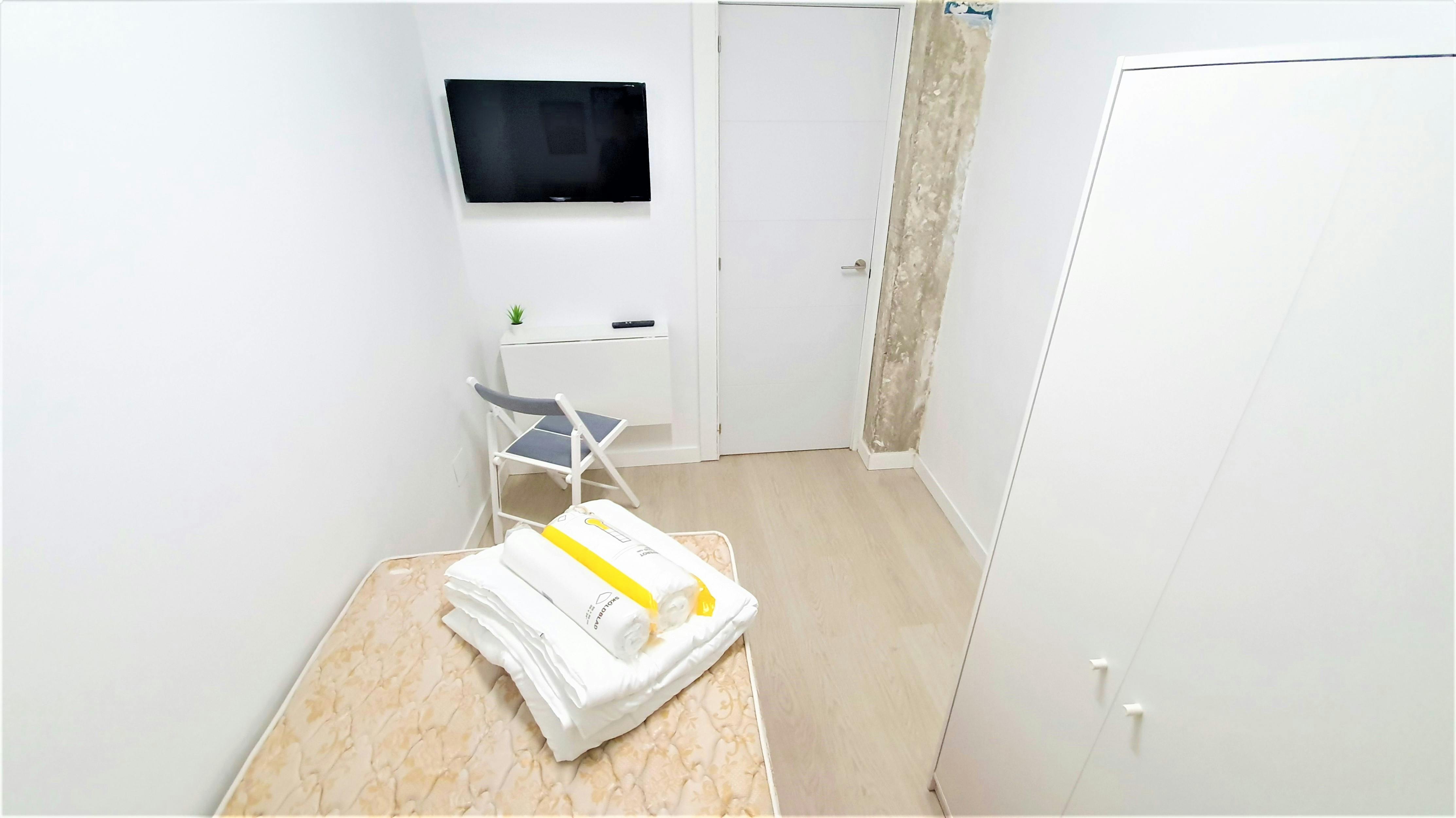 Private room for rent for €375 per month in Madrid, Calle Vía Carpetana