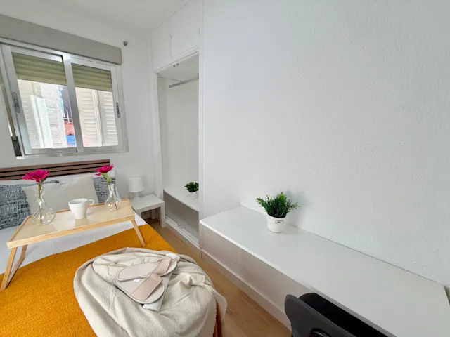 Private room in Calle Riojanos, Madrid (1683182) room image 1