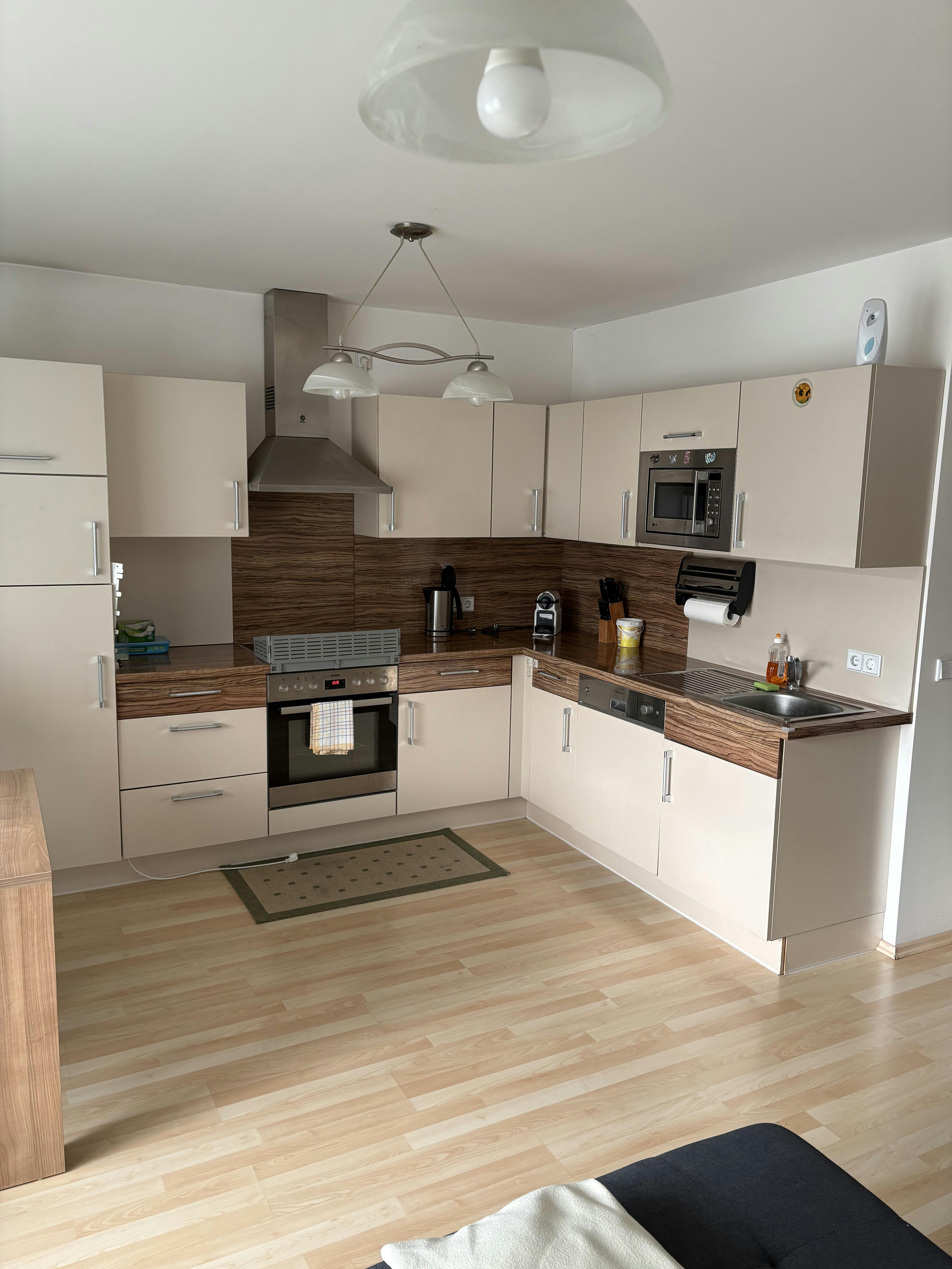 Apartment for rent for €1,400 per month in Vienna, Kaiser-Ebersdorfer-Straße