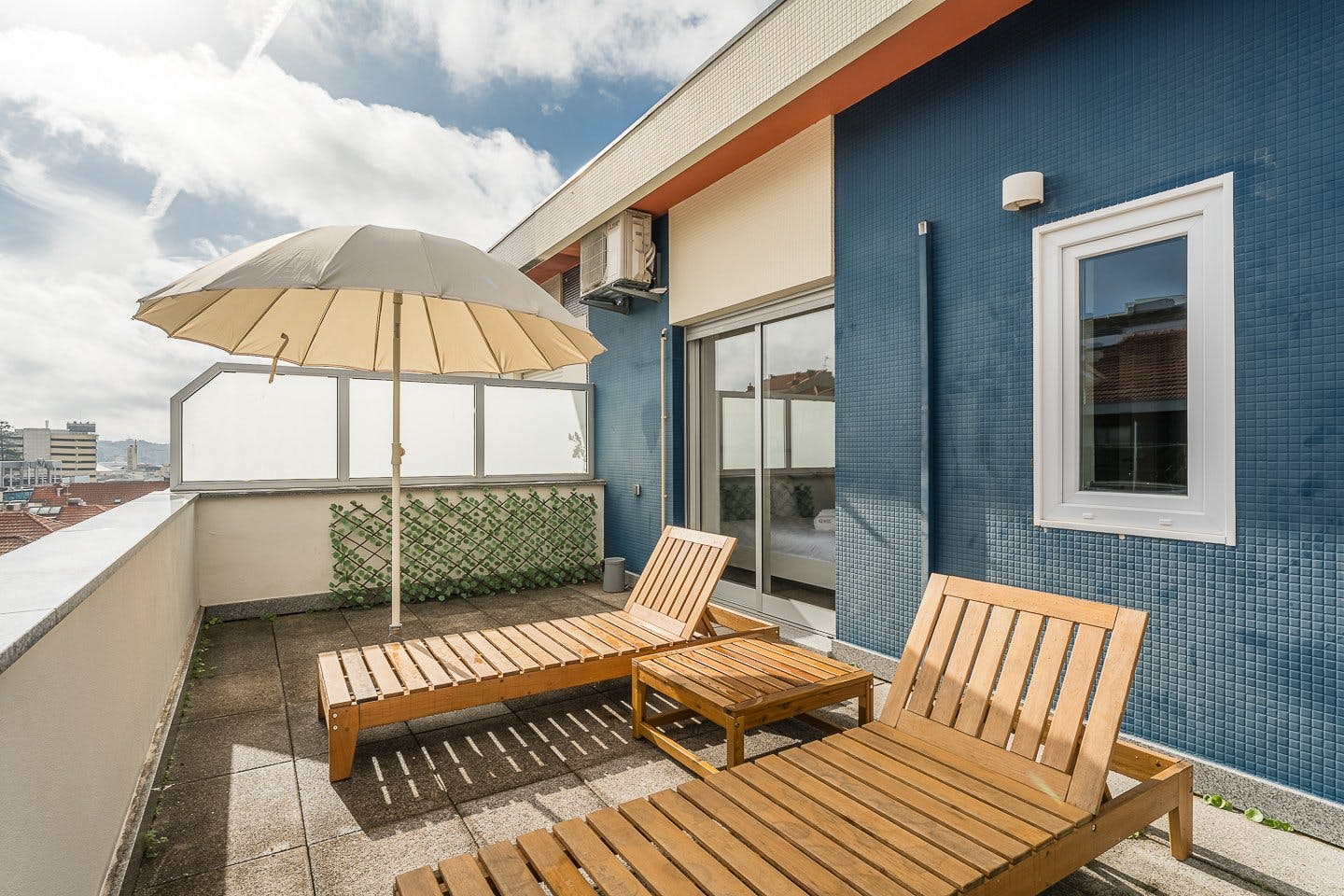 Apartment for rent for €1,700 per month in Porto, Rua de Santa Catarina