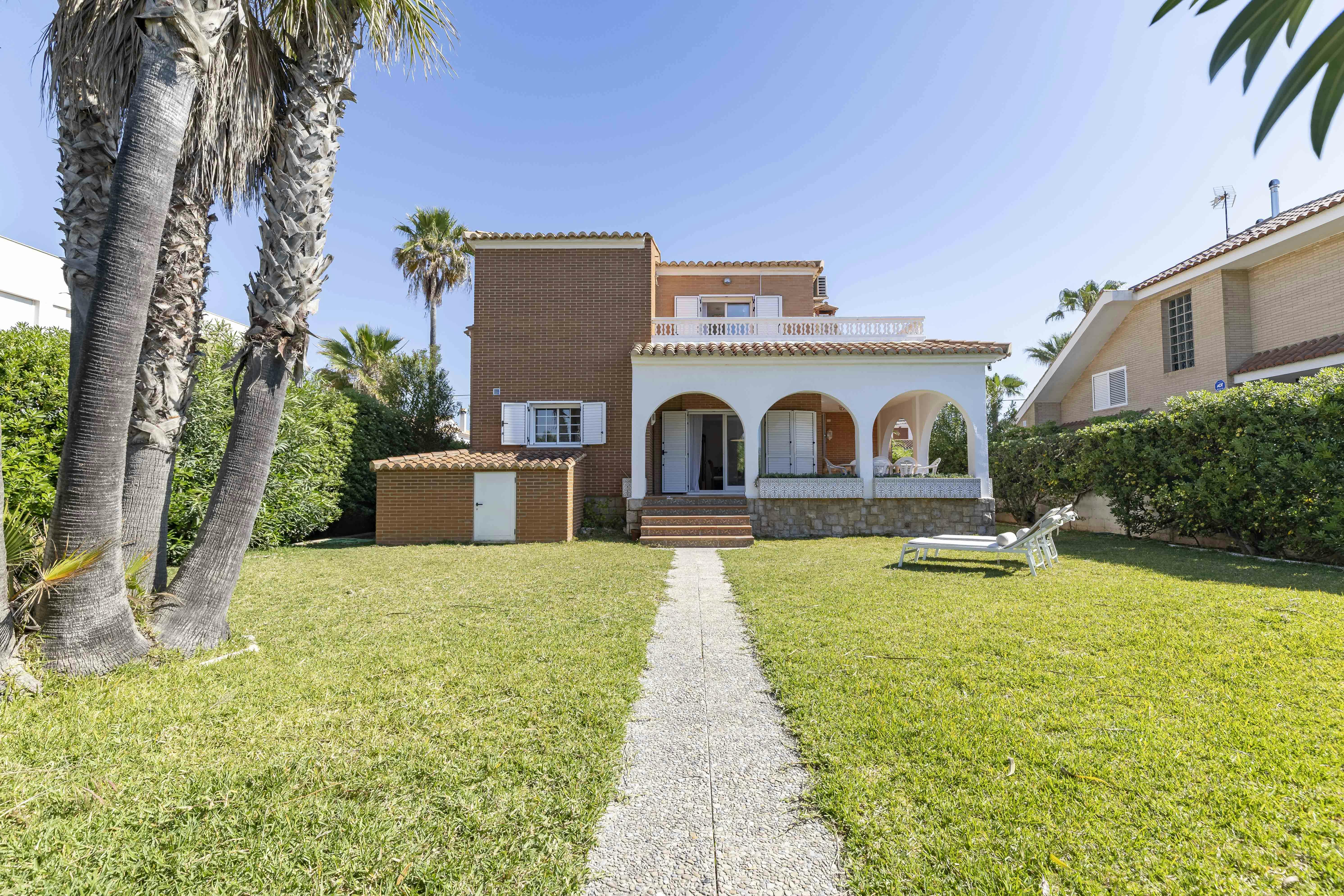 House for rent for €4,000 per month in Sagunto, Carrer del Coll-Verd