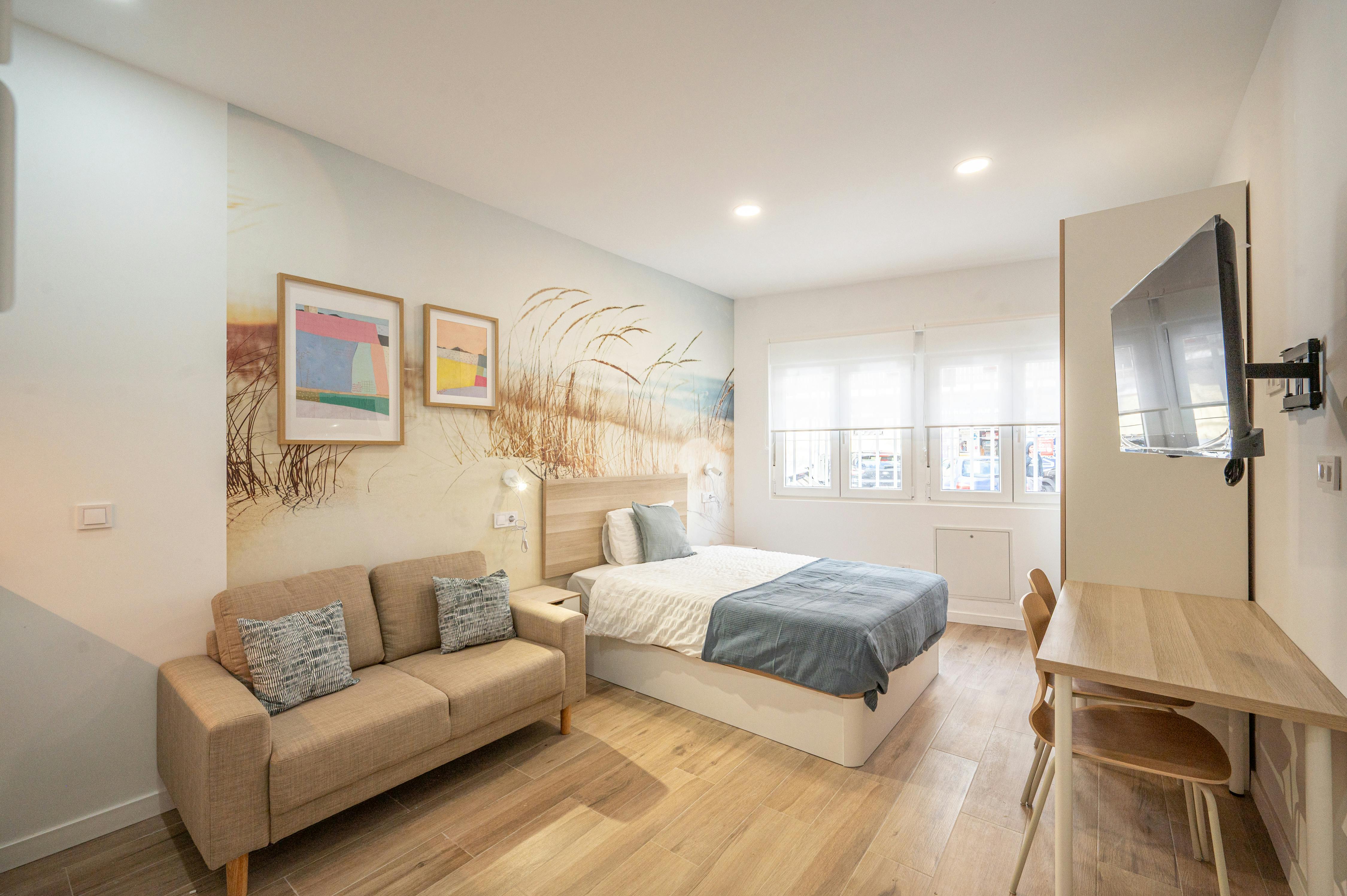 Building for rent for €850 per month in Madrid, Calle Piqueñas