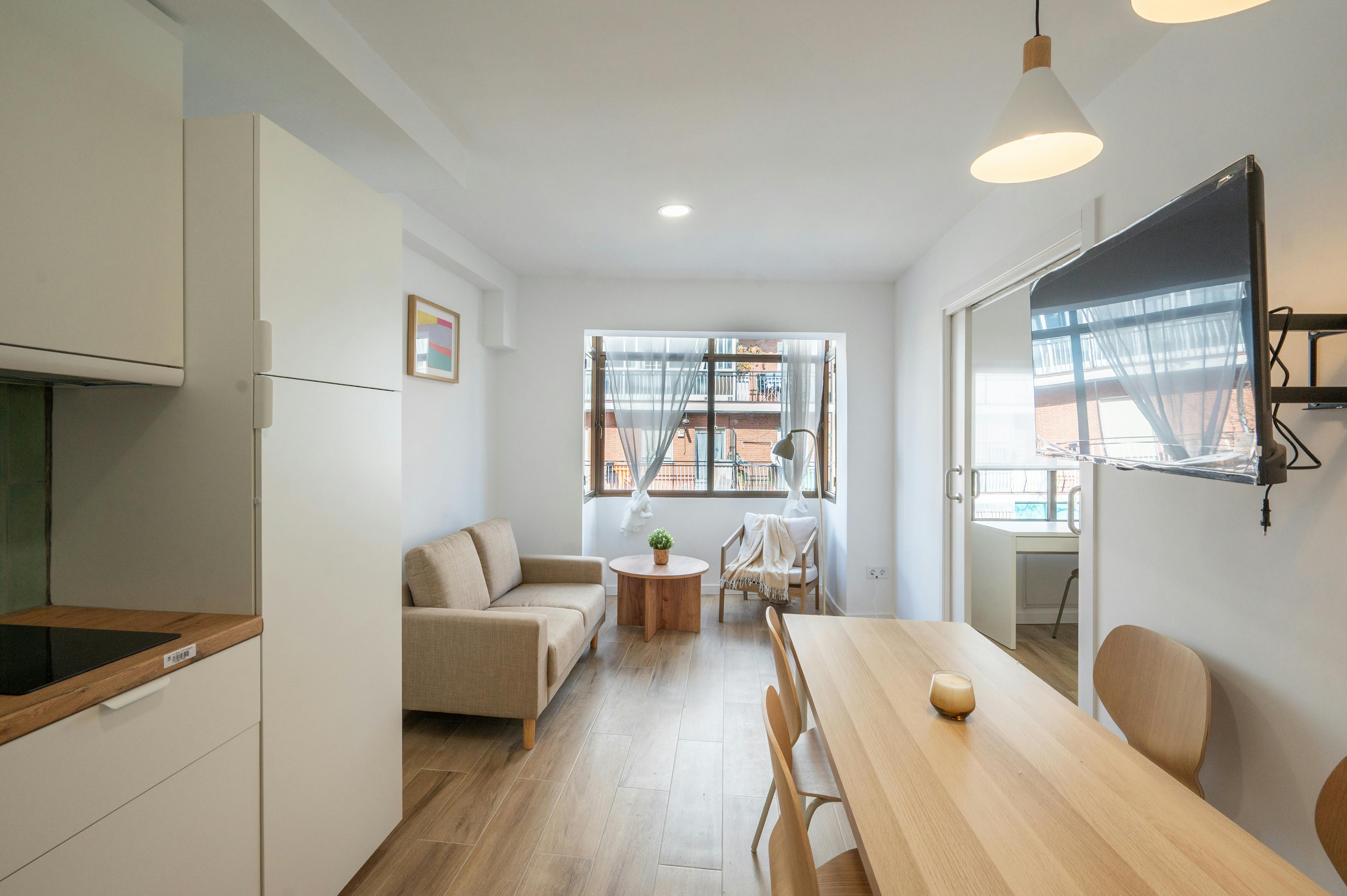 Building for rent for €1,000 per month in Madrid, Calle Piqueñas