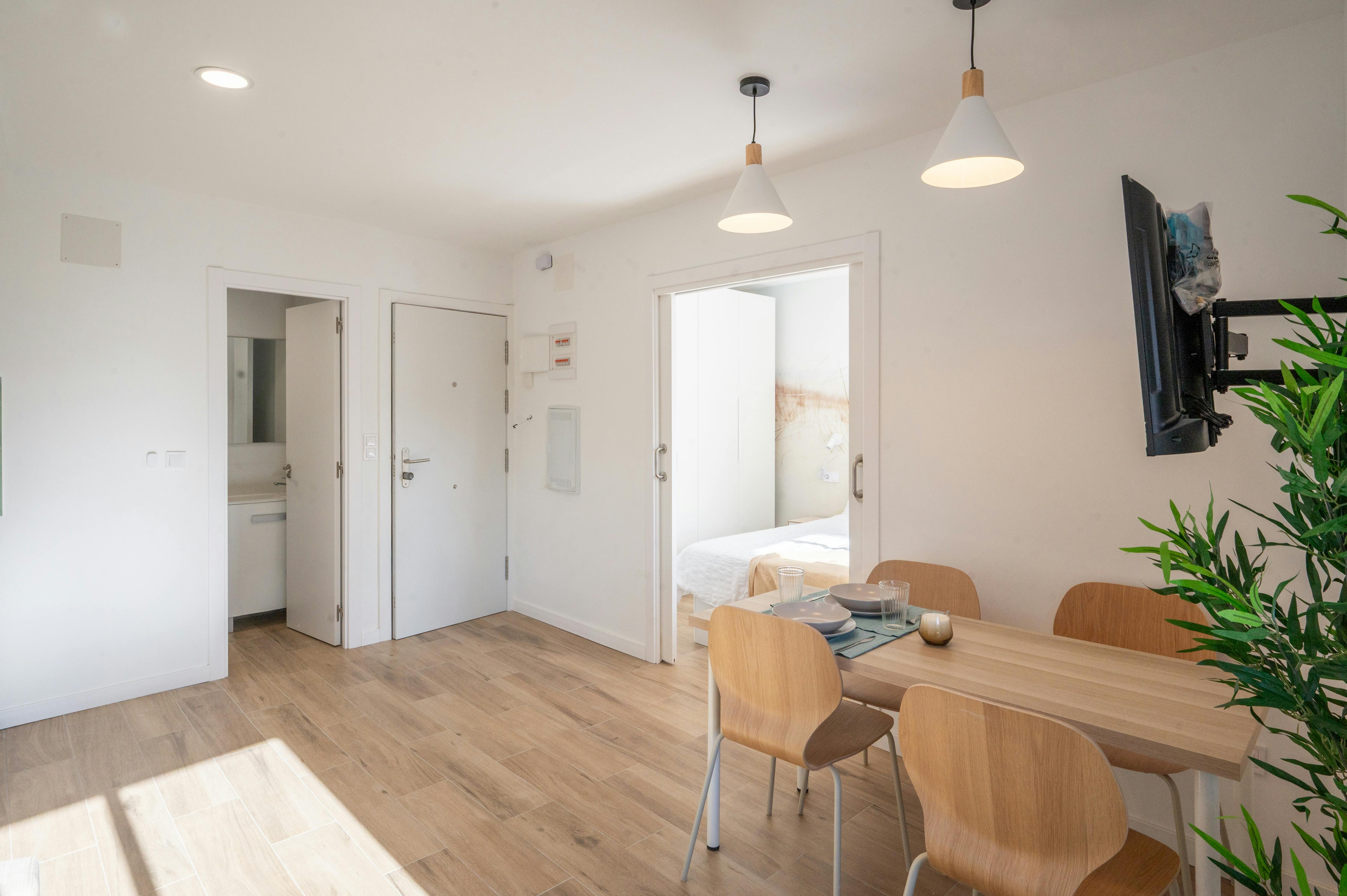 Building for rent for €1,000 per month in Madrid, Calle Piqueñas