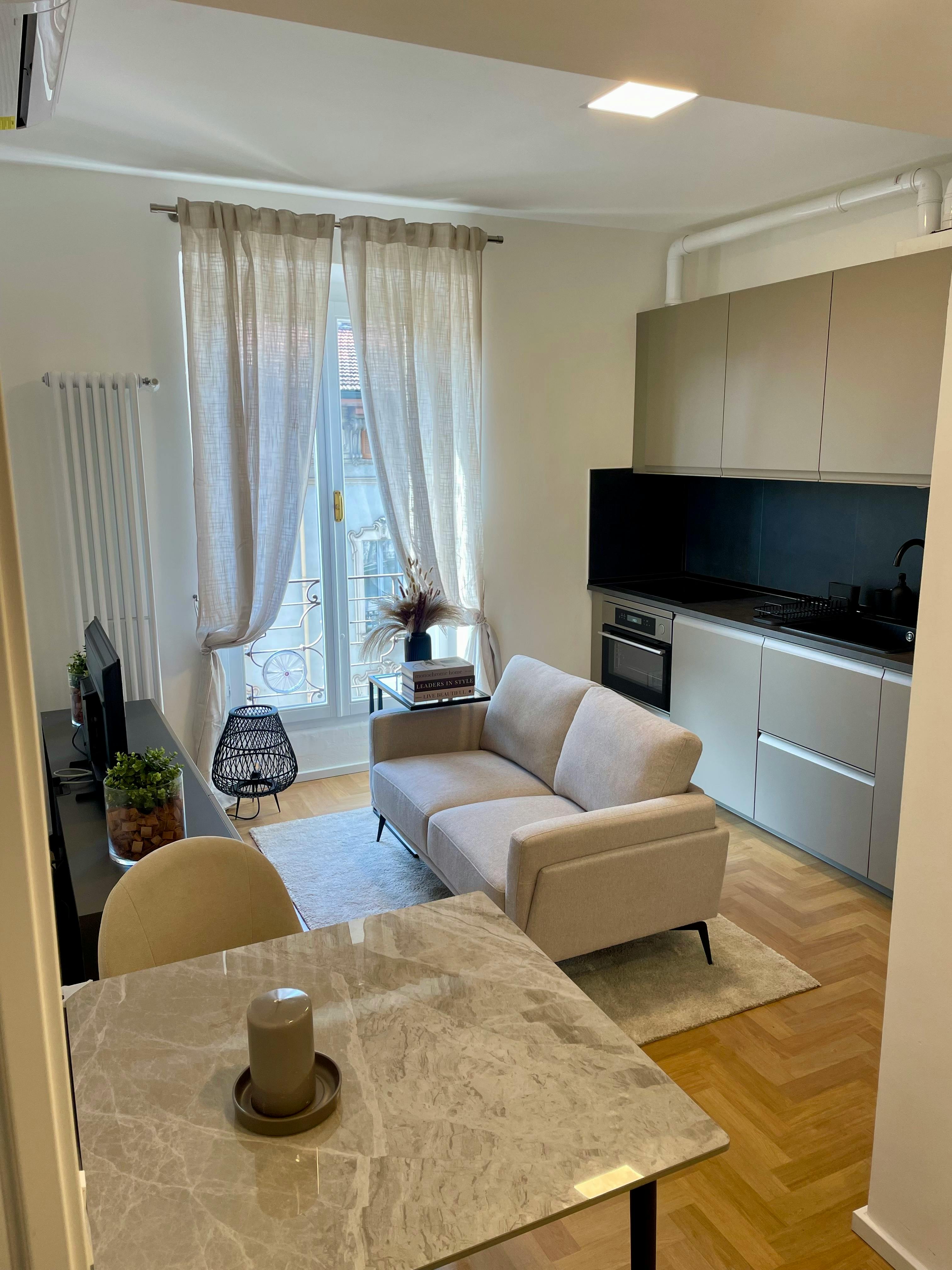Apartment for rent for €2,100 per month in Milan, Via Carlo Farini