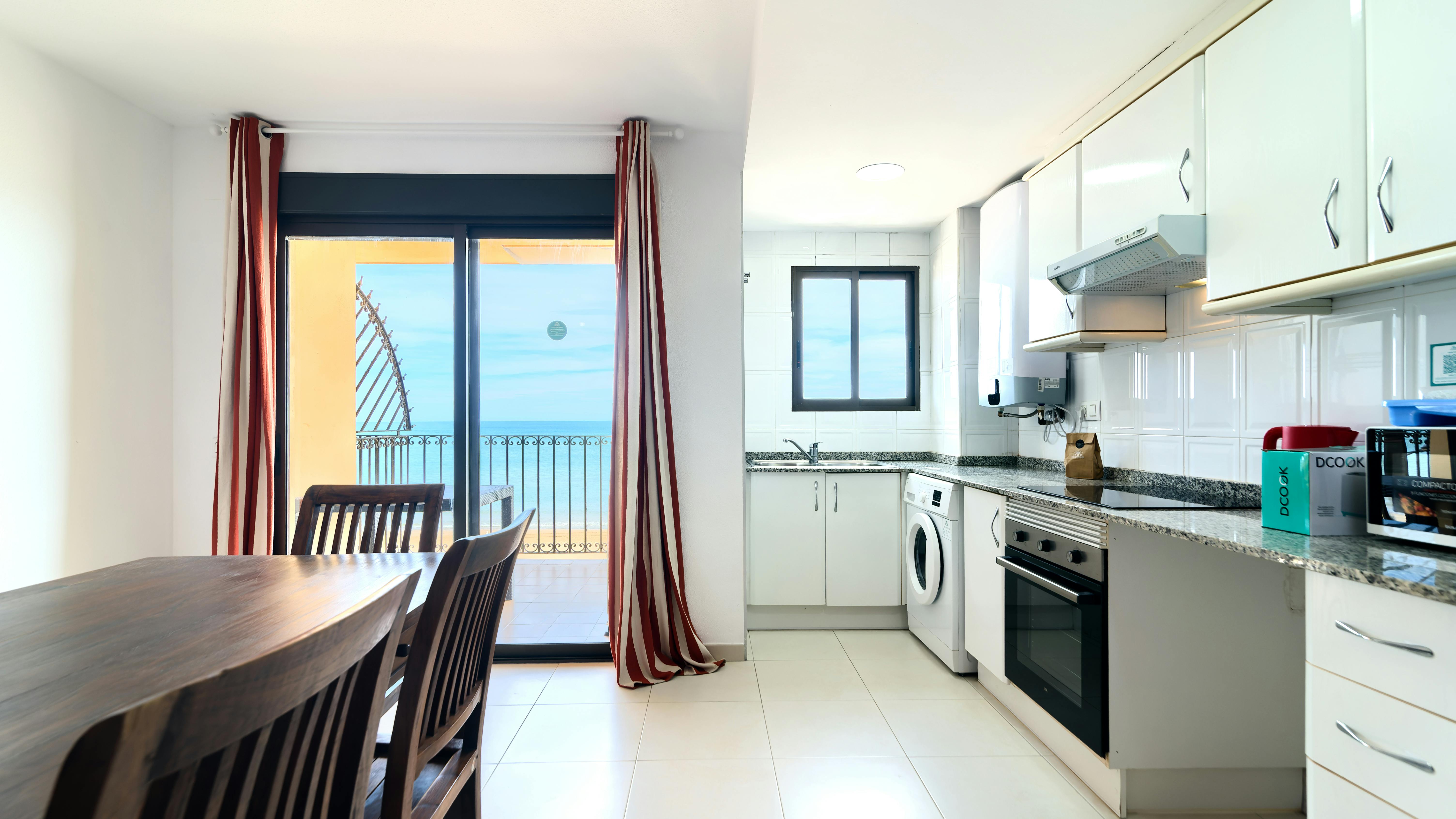 Apartment for rent for €1,800 per month in Port Saplatja, Plaza de la Señoría