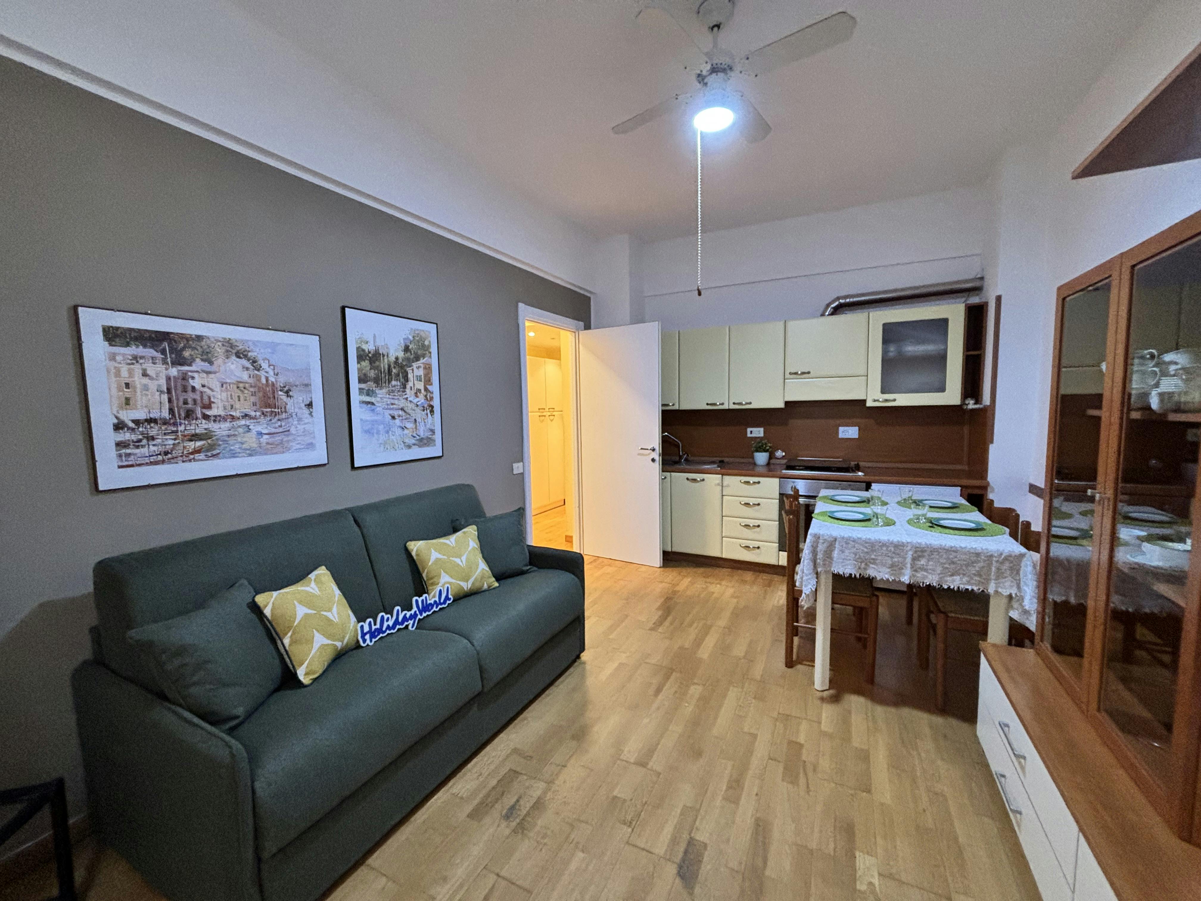 Appartement te huur voor € 2.716 per maand in Chiavari, Via Jacopo Rocca