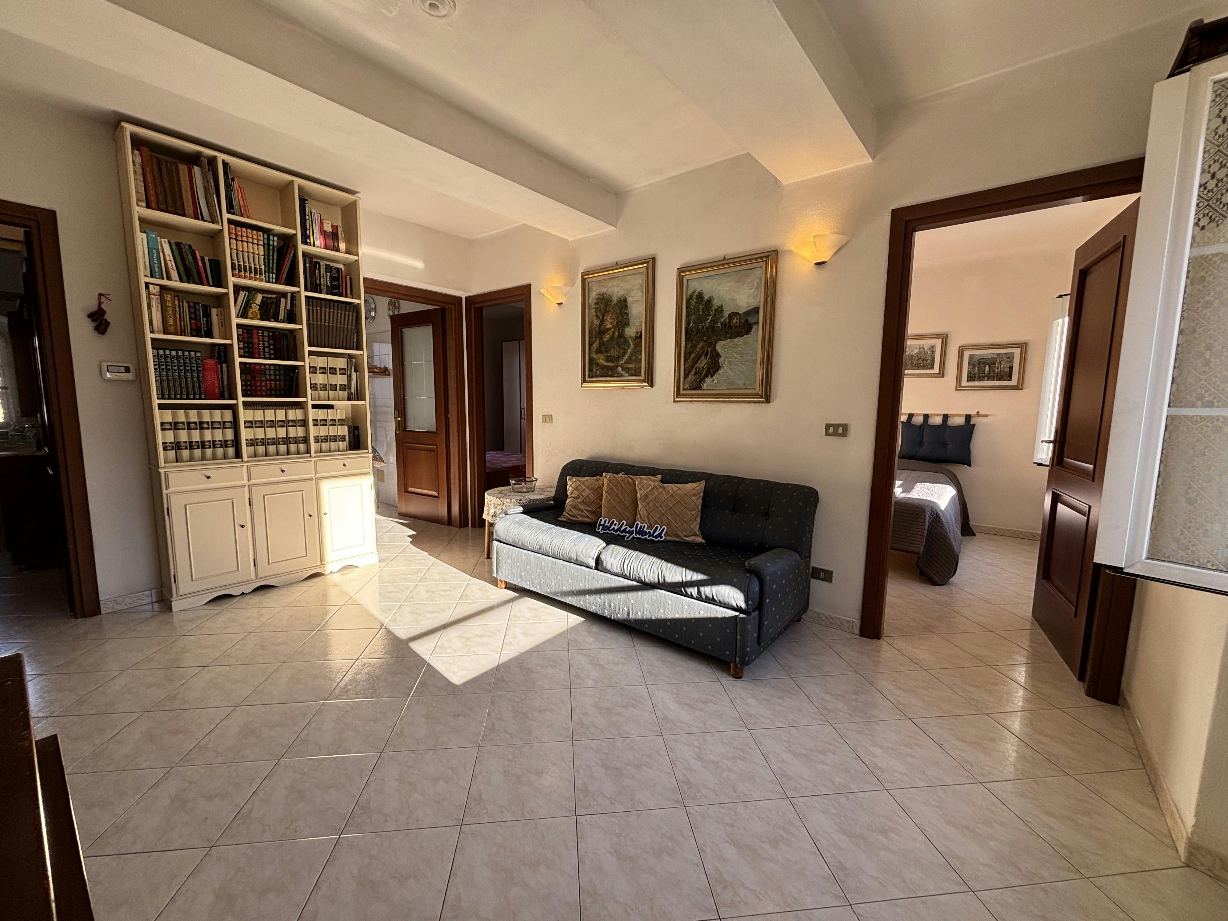 Appartement te huur voor € 2.414 per maand in Lavagna, Via dei Devoto