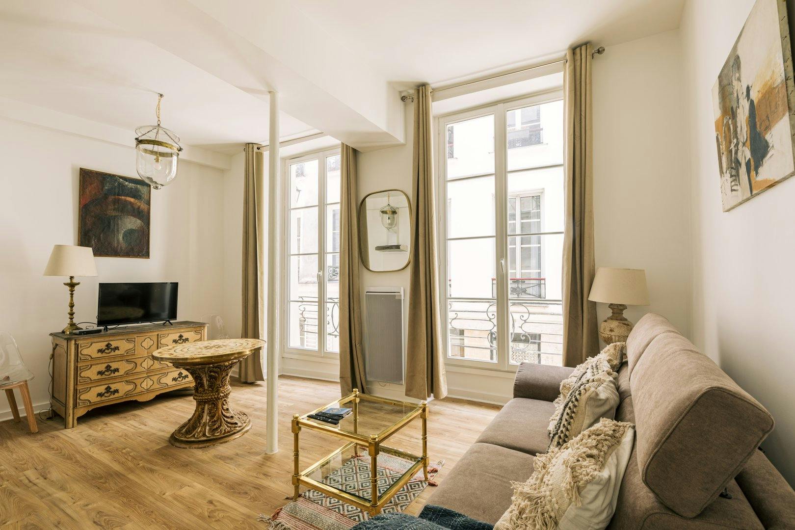 Studio for rent for €9,999 per month in Paris, Rue des Écouffes