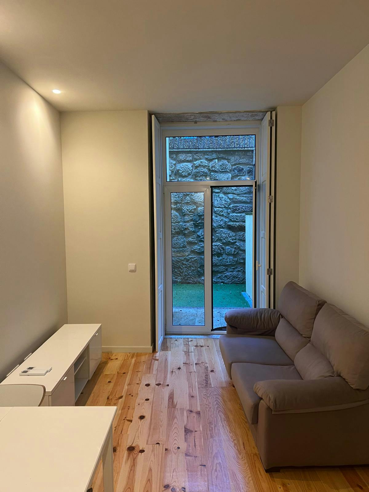 Wohnung zu mieten für 1.150 € pro Monat in Porto, Rua de Entreparedes