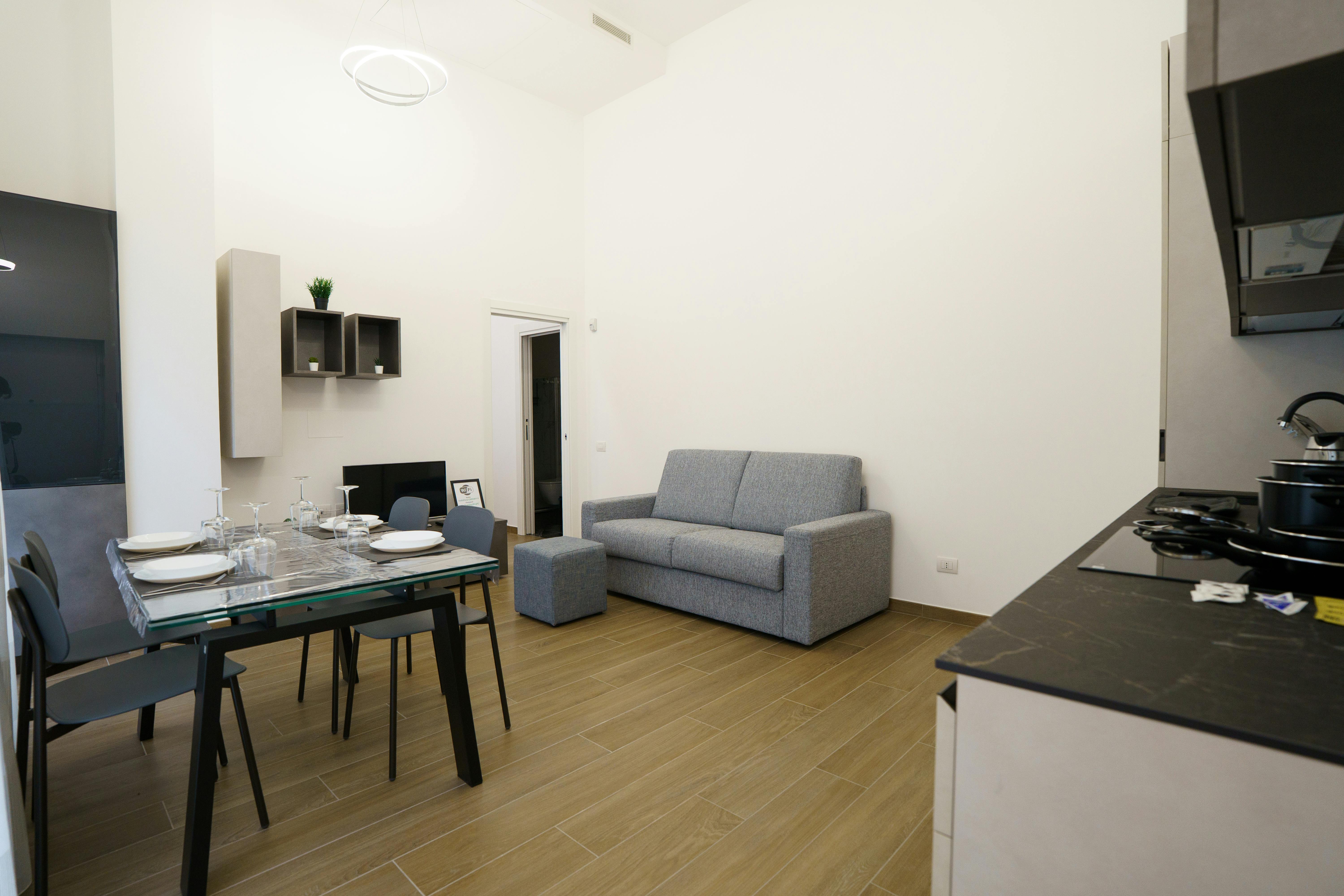 Building for rent for €2,600 per month in Milan, Via Giovanni da Milano