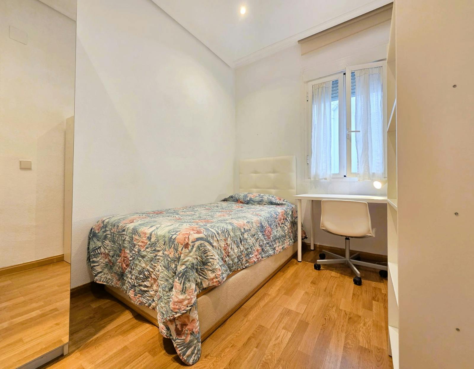 Calle de la Reina, Madrid preview