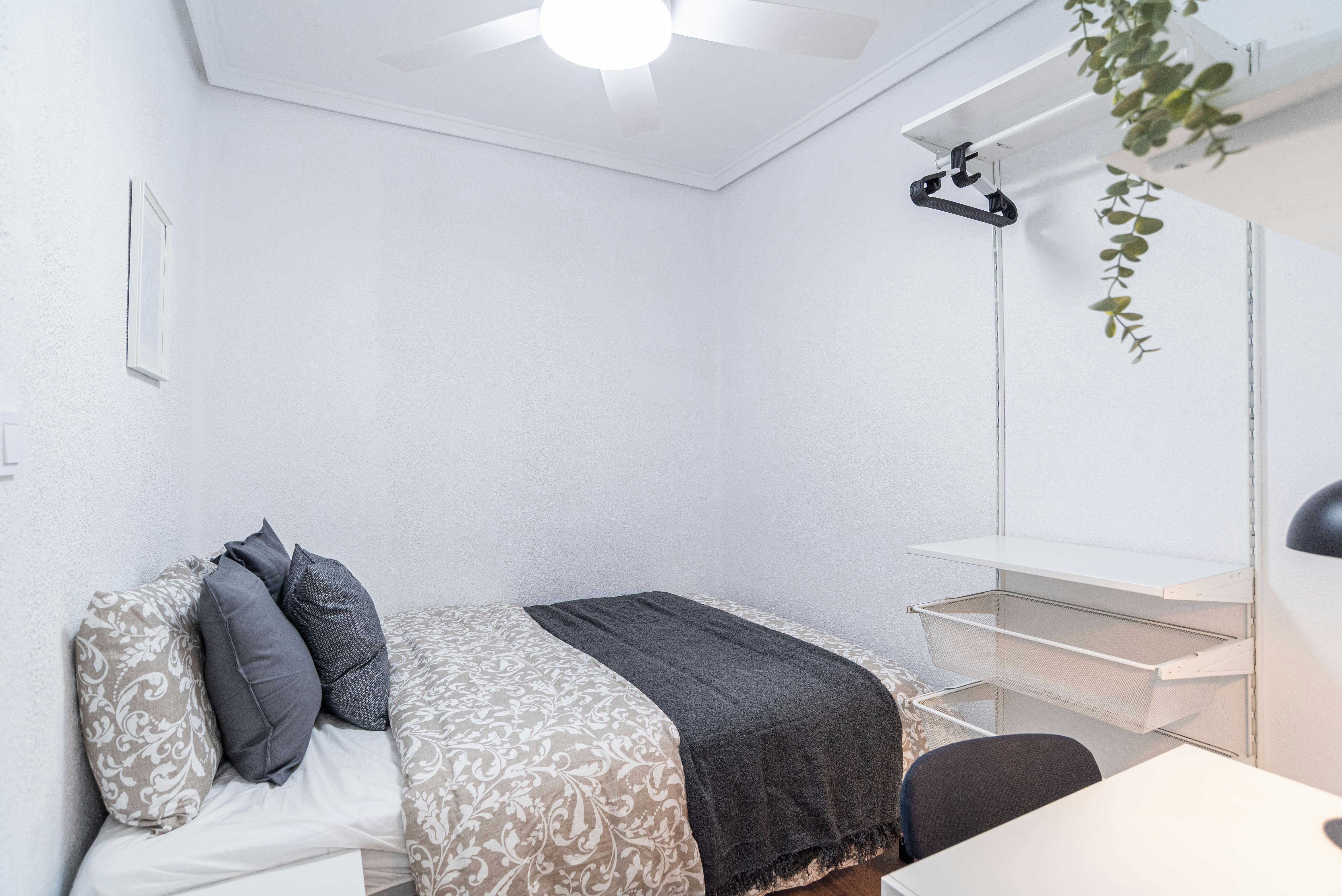 Private room for rent for €360 per month in Silla, Carrer de València