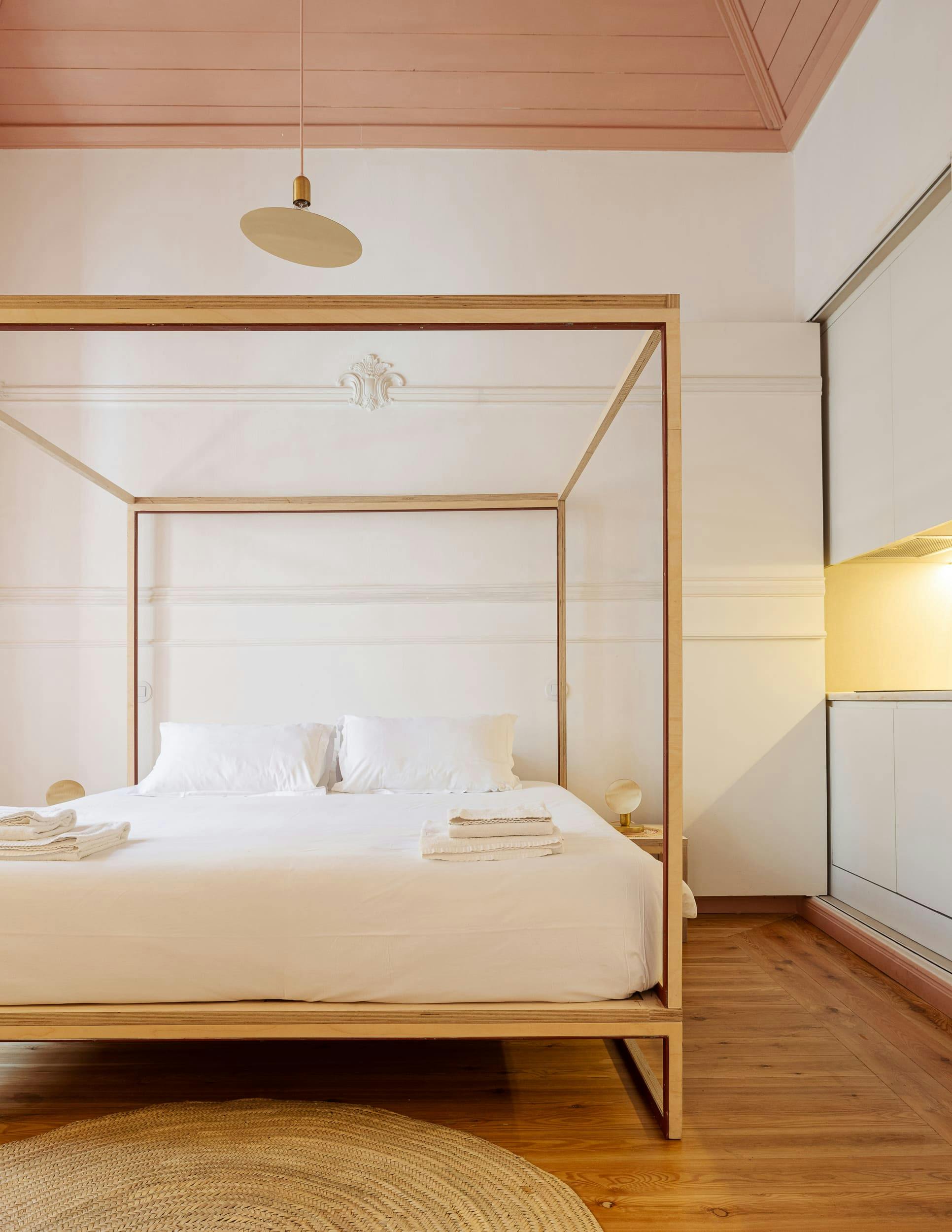 Apartment for rent for €9,999 per month in Faro, Rua Almeida Garrett