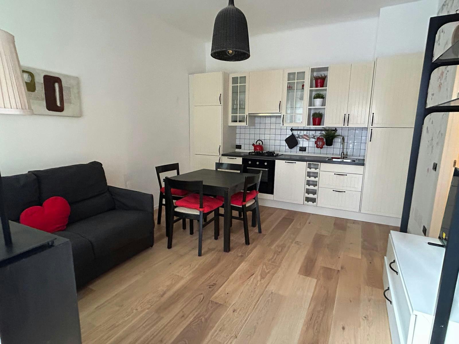 Apartment for rent for €1,400 per month in Milan, Via Altaguardia