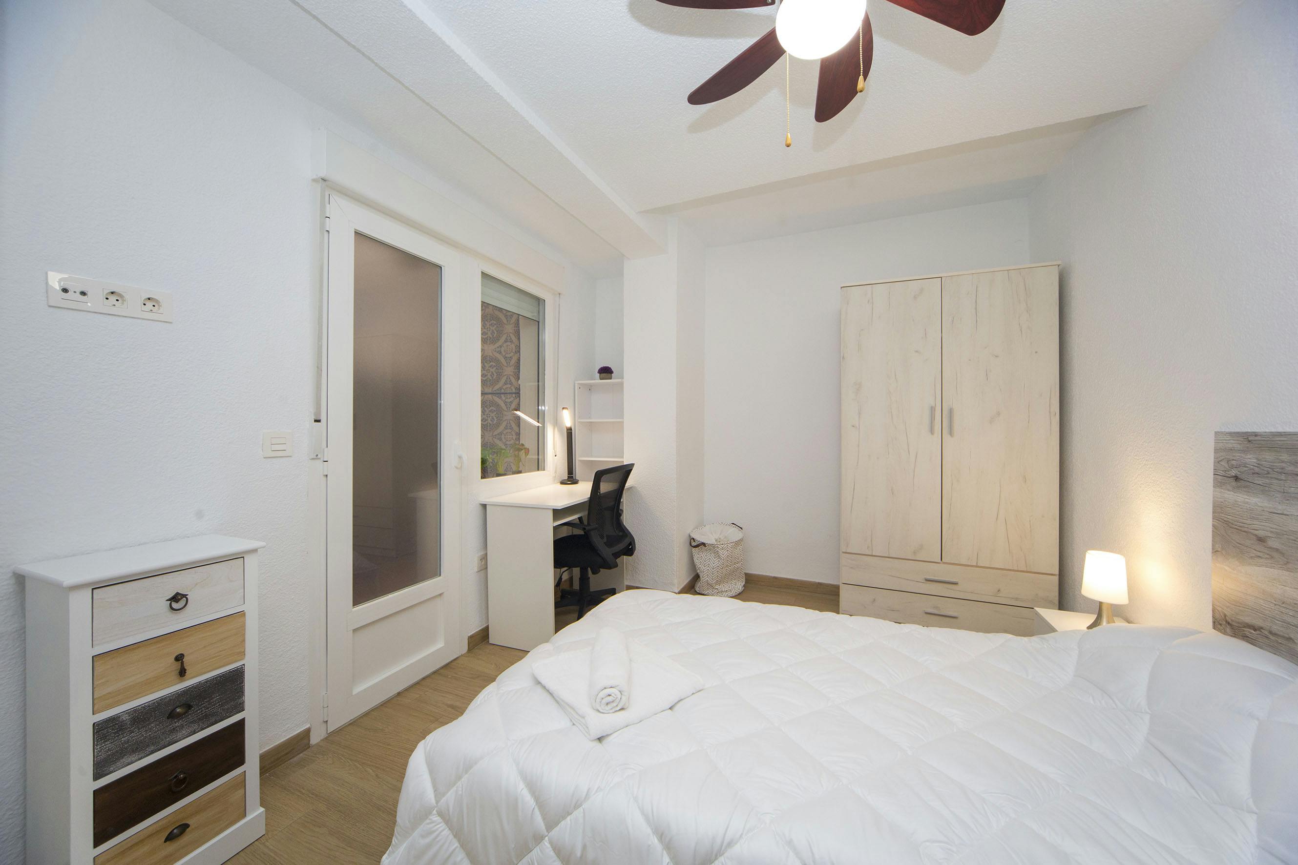Private room for rent for €325 per month in Granada, Calle Acera de San Ildefonso