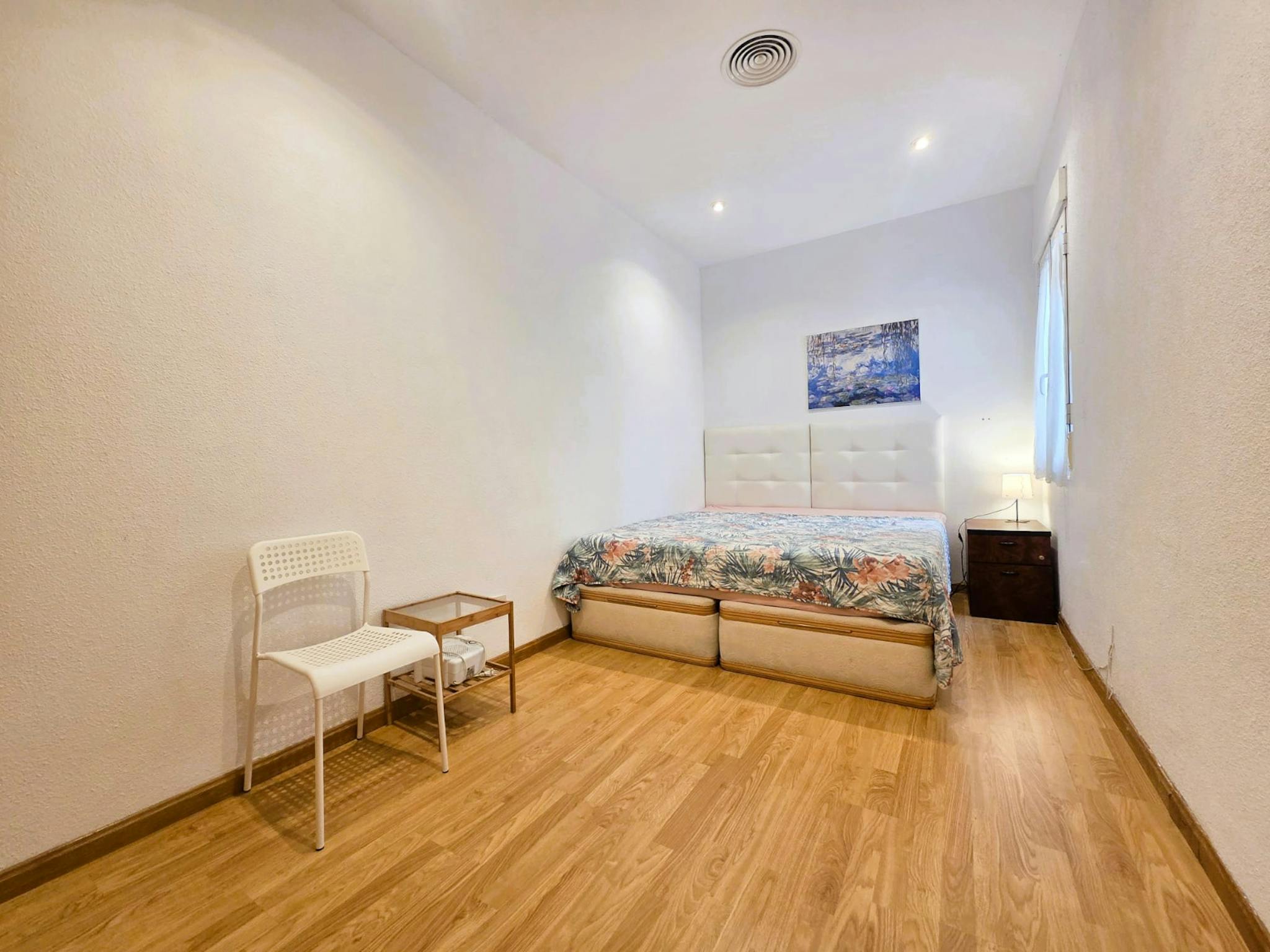 Calle de la Reina, Madrid preview