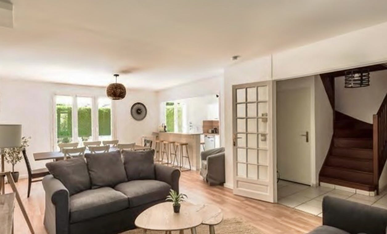 房源 正在以 €4,500 的月租出租，其位于 Serris, Passage des Cordeliers