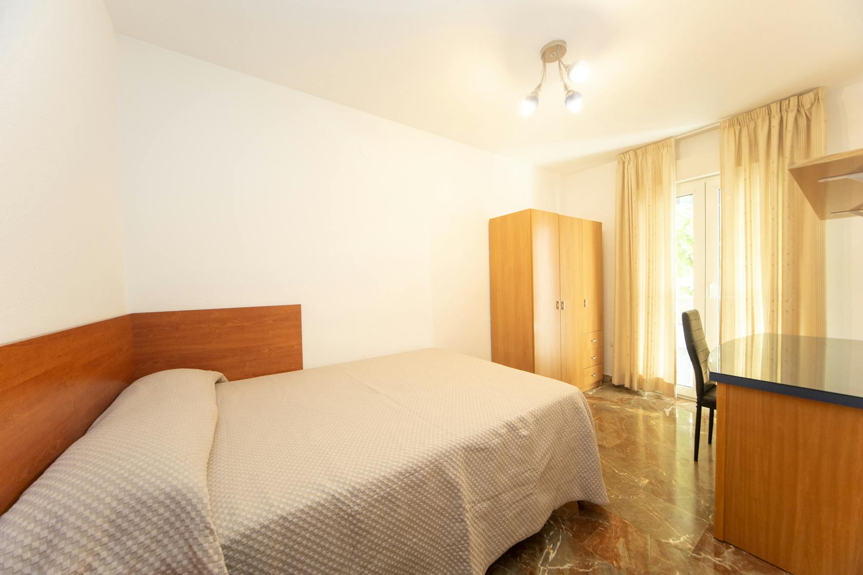 Private room for rent for €325 per month in Granada, Calle Asturias