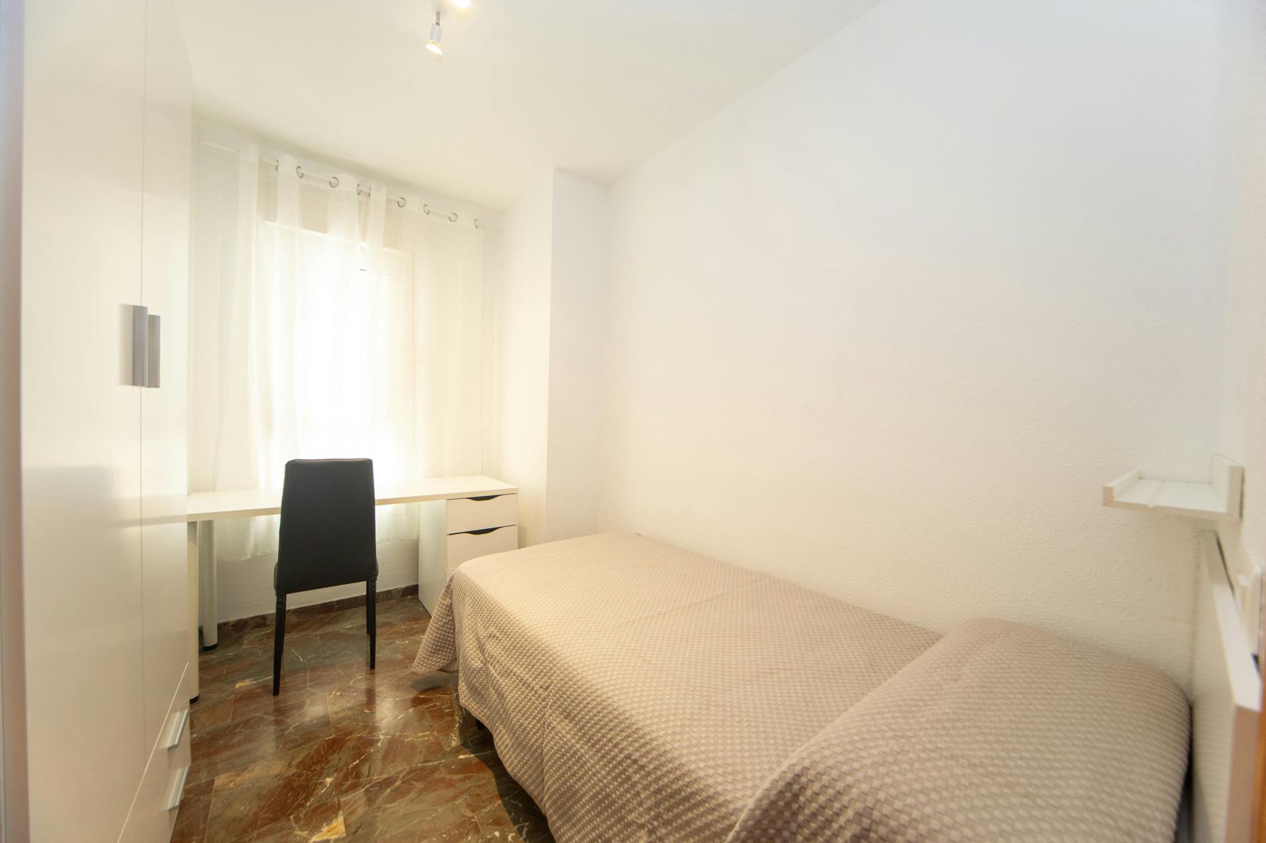 Private room for rent for €325 per month in Granada, Calle Asturias