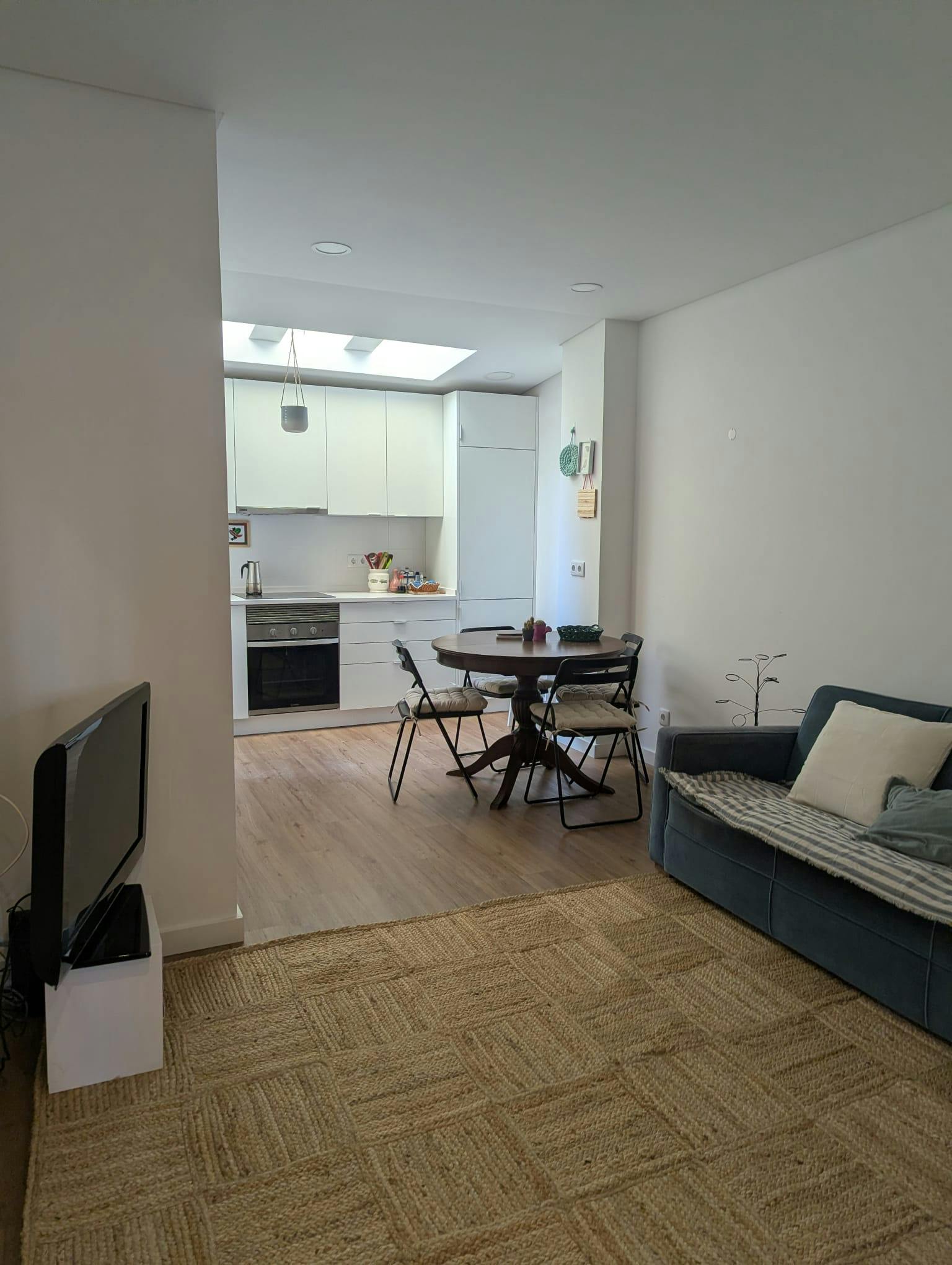 Lägenhet att hyra för 1 300 € i månaden i Lisbon, Rua Alexandre de Sá Pinto