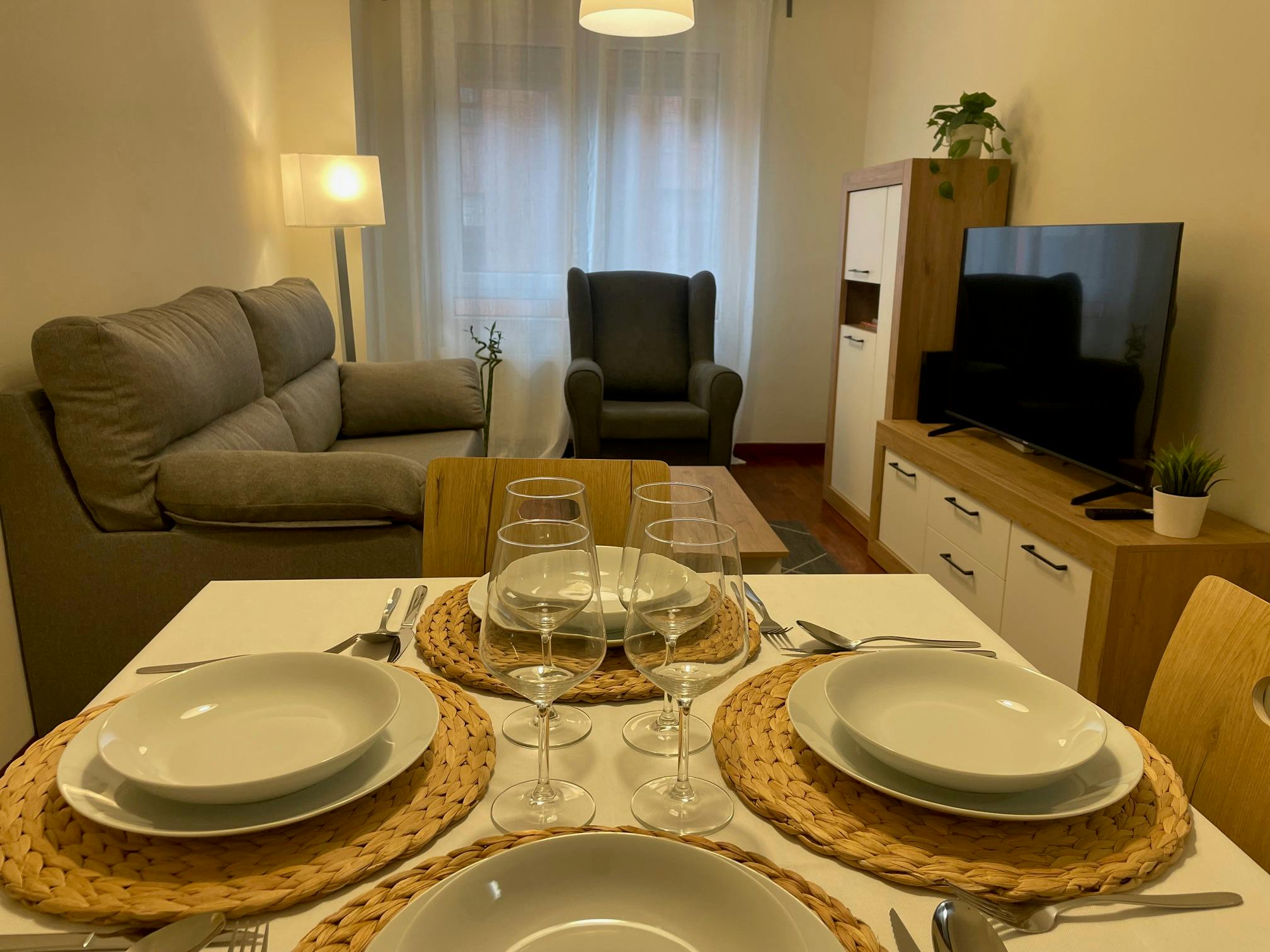 Apartment for rent for €1,200 per month in Oviedo, Calle Puerto San Isidro