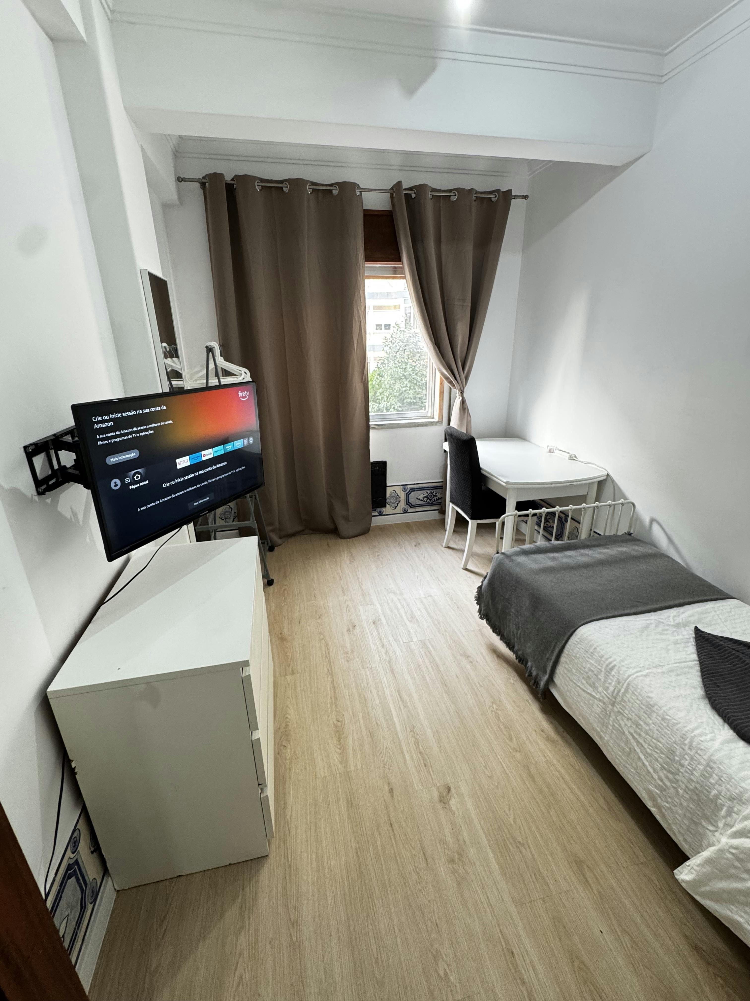 Отдельная комната сдается в аренду за 500 € в месяц в Queluz, Rua Alves de Sousa