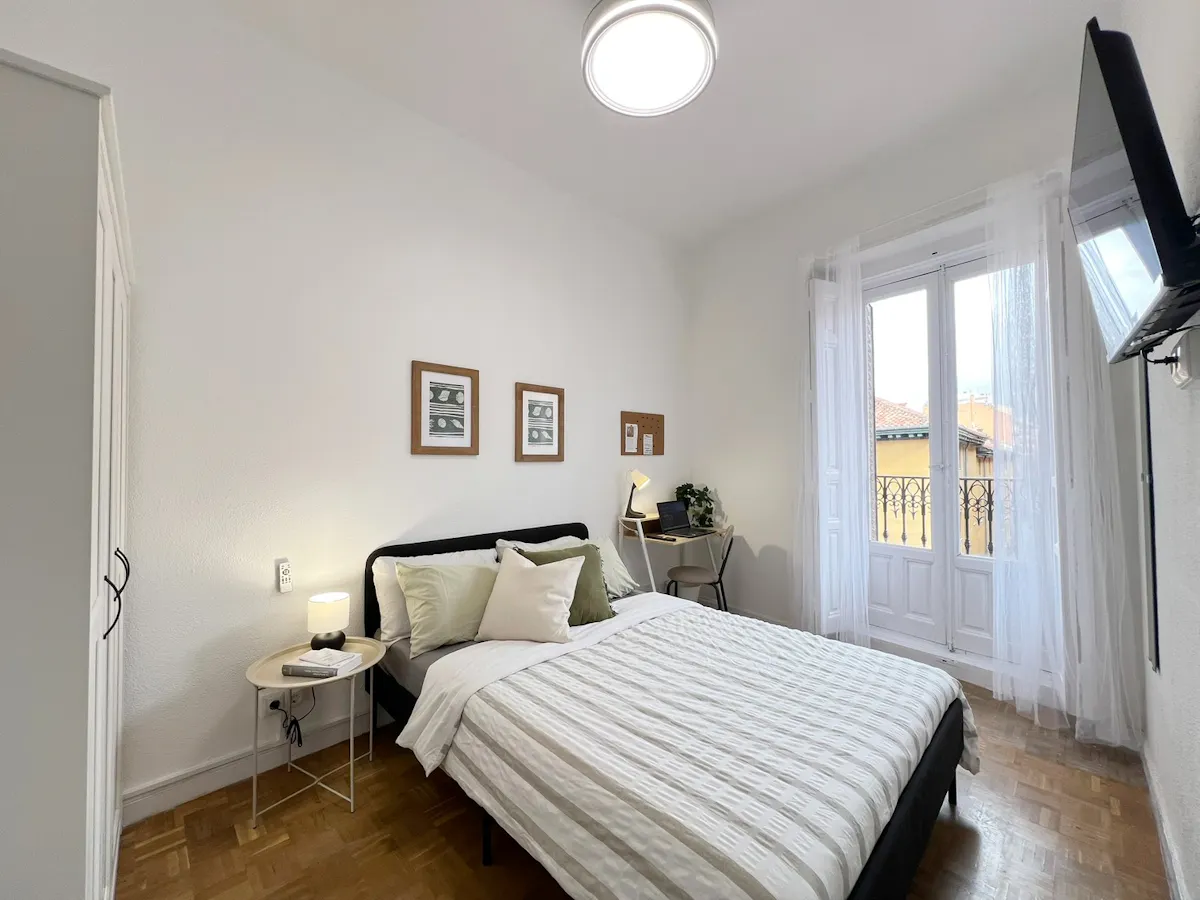 Private room in Calle de San Bernardo, Madrid (1685238) ROOM