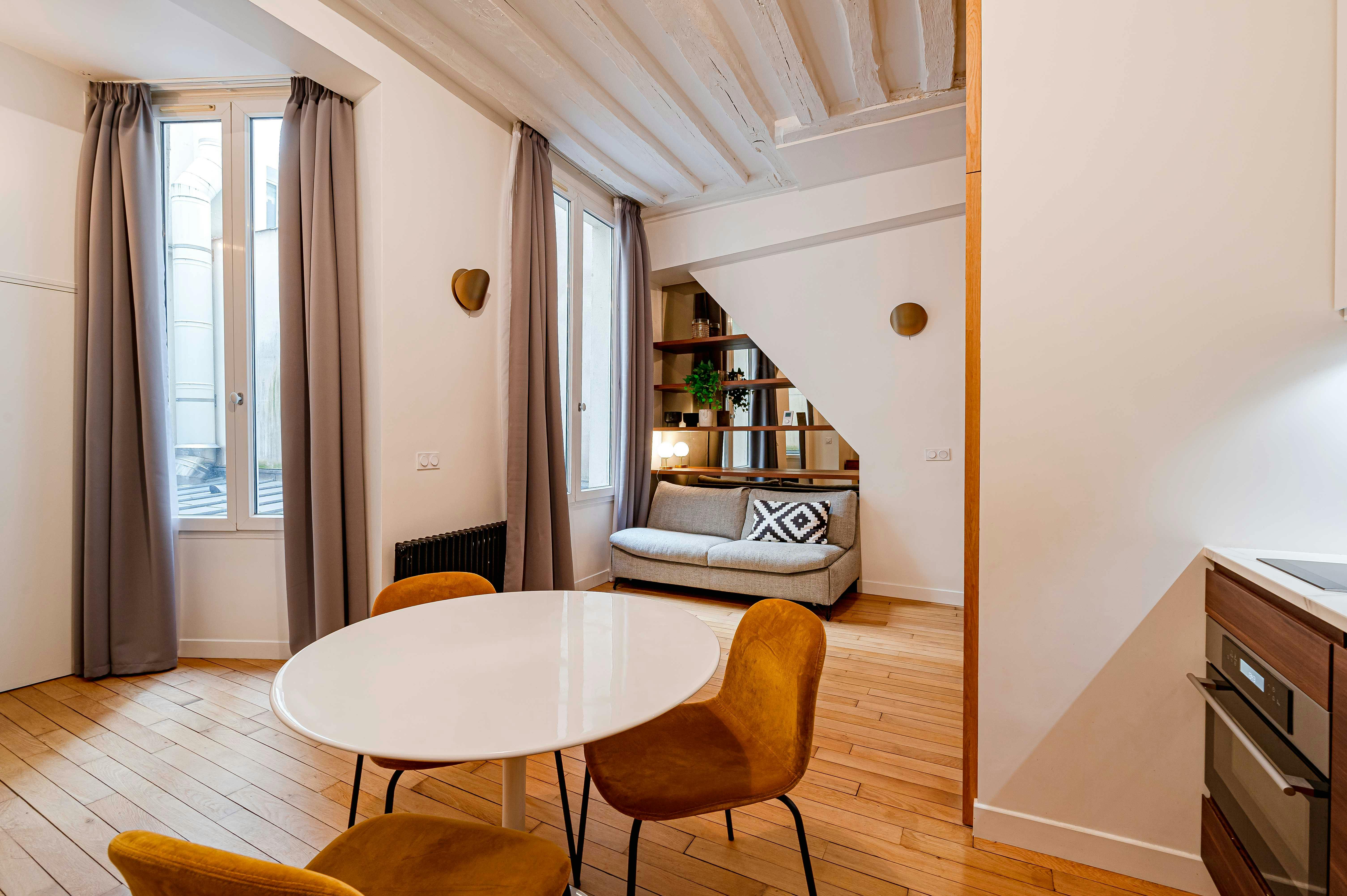 Apartment for rent for €2,565 per month in Paris, Rue Montmartre