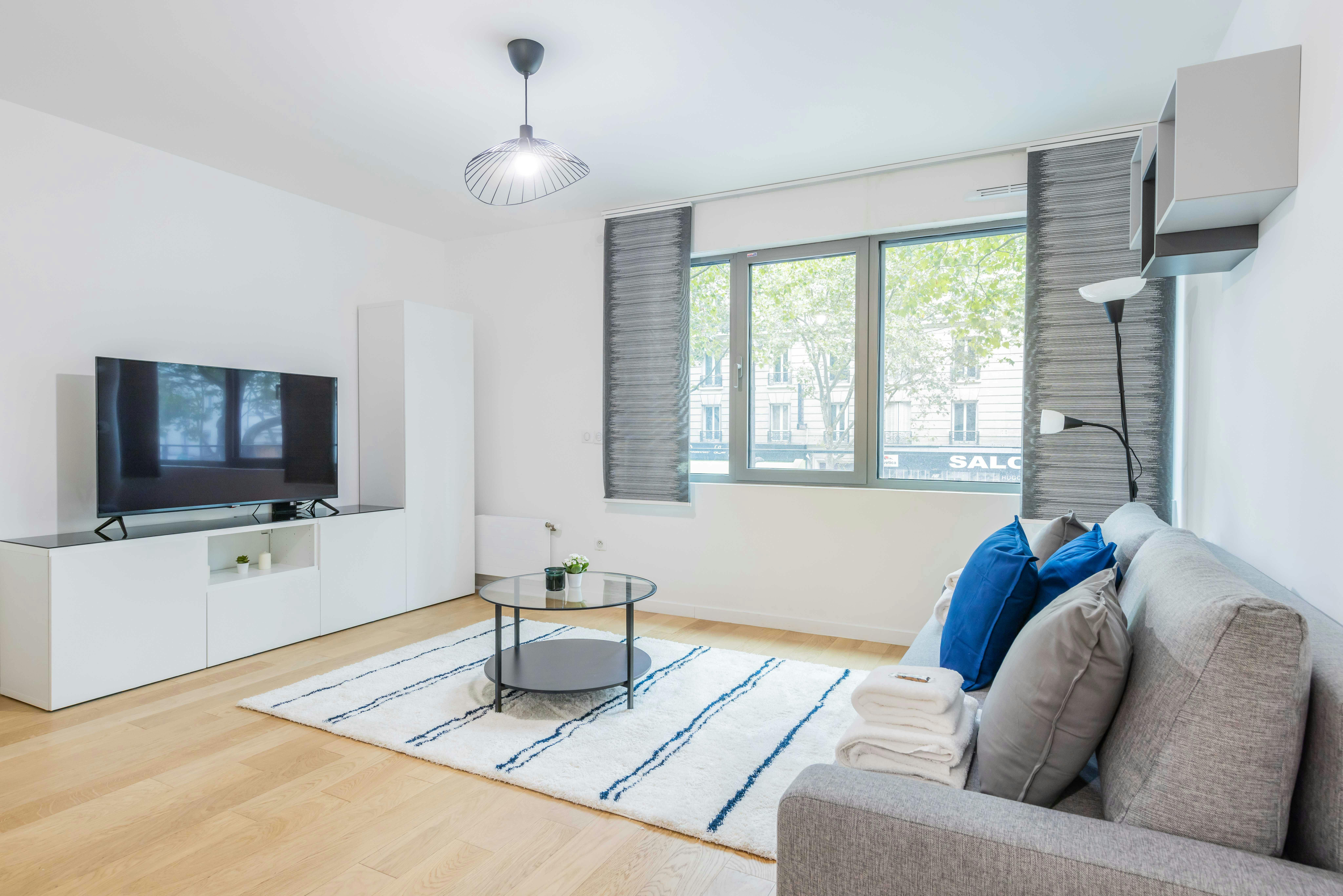 Studio for rent for €1,984 per month in Paris, Avenue Jean Jaurès
